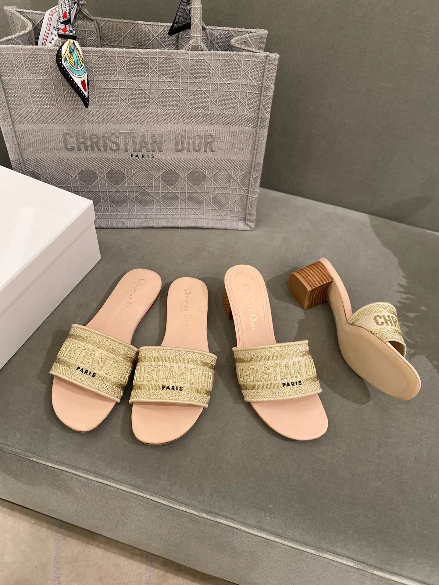 Вышитые тапочки Dior - на низком каблуке - 1