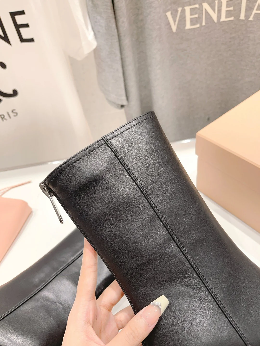 Miu Miu — Новинка сезона осень/зима 2023 — Ботильоны на высоком каблуке с застежкой-молнией и платформой