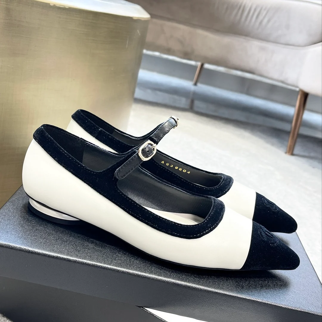 Новинка весны 2023 года от Chanel — туфли-мэри-джейн с острым носком.