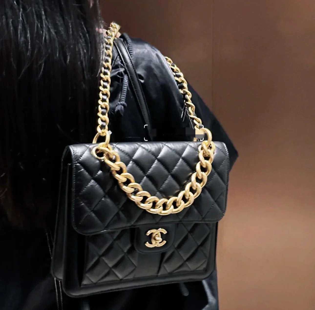 Новинка сезона весна/лето 2023 от Chanel - винтажный кожаный рюкзак на двоих - фотографии в действии.