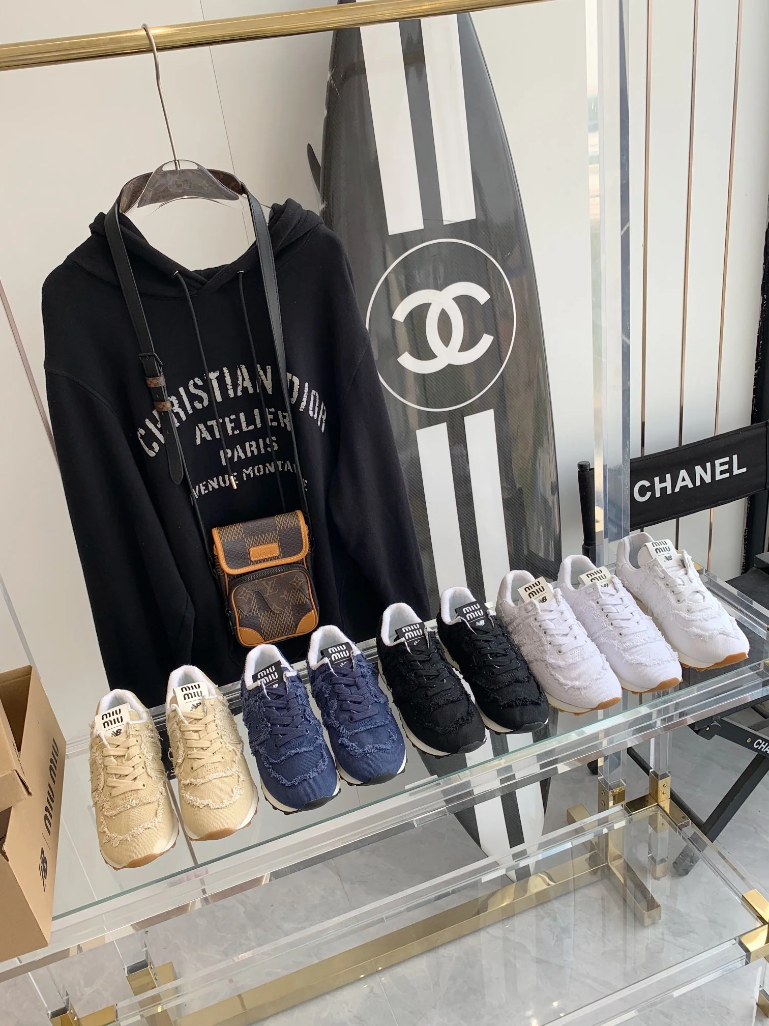 Изображение коллекции повседневной обуви и кроссовок, созданной в сотрудничестве с Miu Miu.