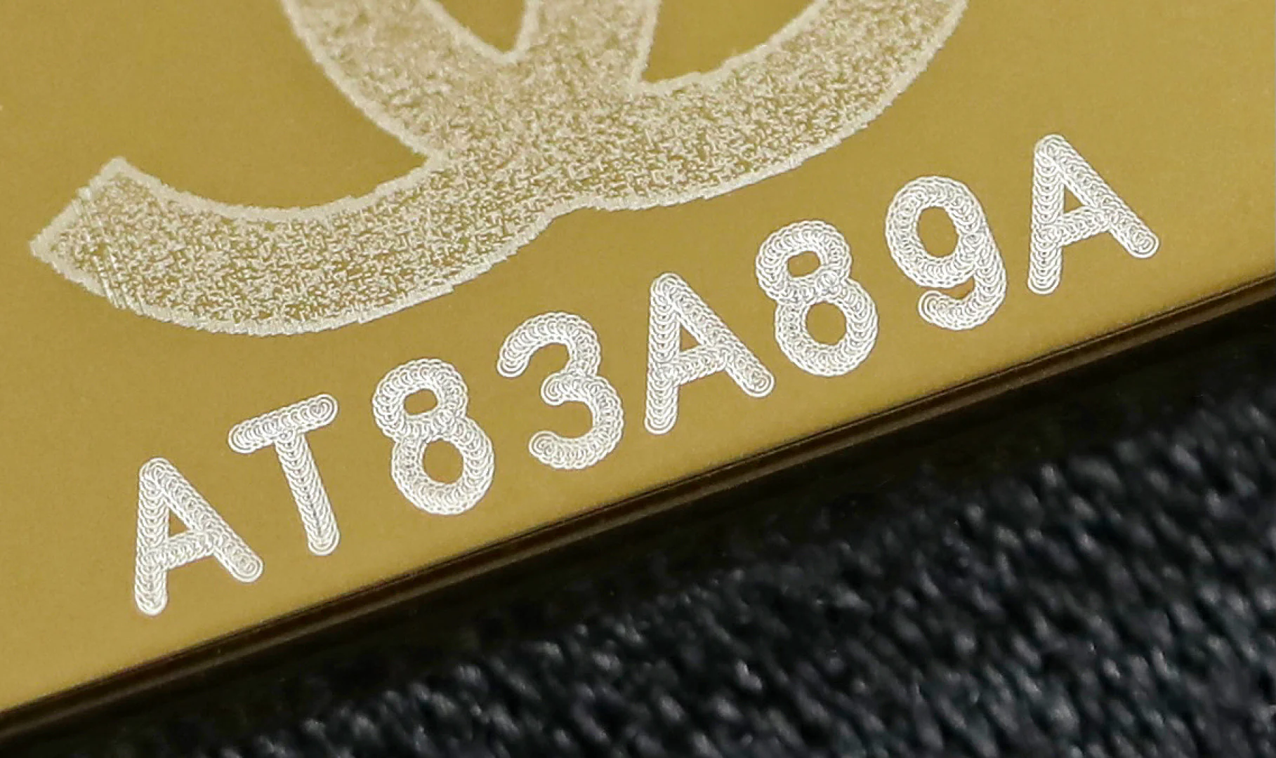 Маленькая черная сумка-тоут Chanel 25 с рукавами ?летучая мышь?.