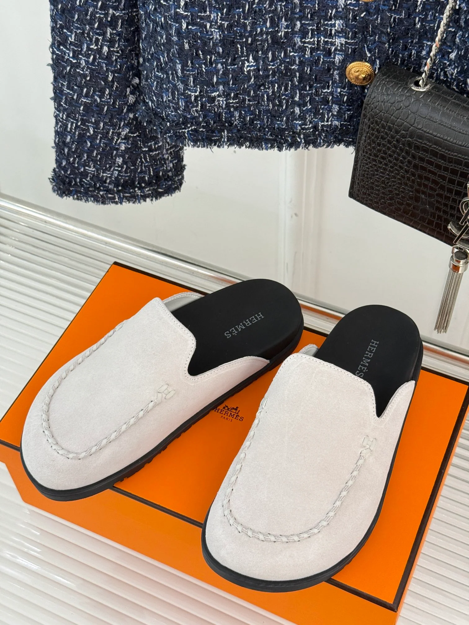 Классические кожаные тапочки Birkenstock Hermes 2024 — светло-серые.