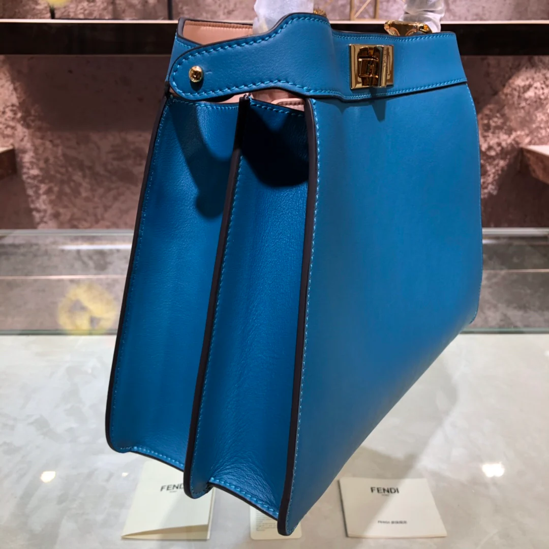 Fendi Peekaboo i-seey Синяя кожаная сумка среднего размера