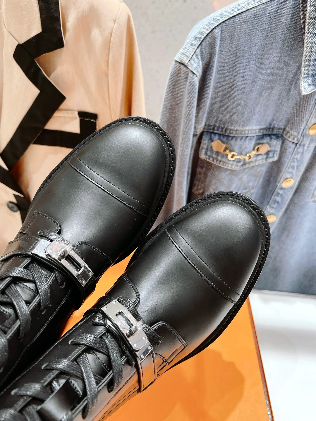 Новинка сезона осень/зима 2023 от Hermes - Ботильоны на шнуровке унисекс - Черные