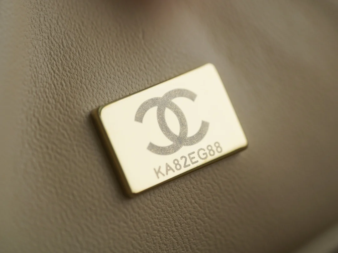 Сумка Chanel CF Medium - 25 см - из абрикосовой овечьей кожи с пряжкой из светлого золота - CF25