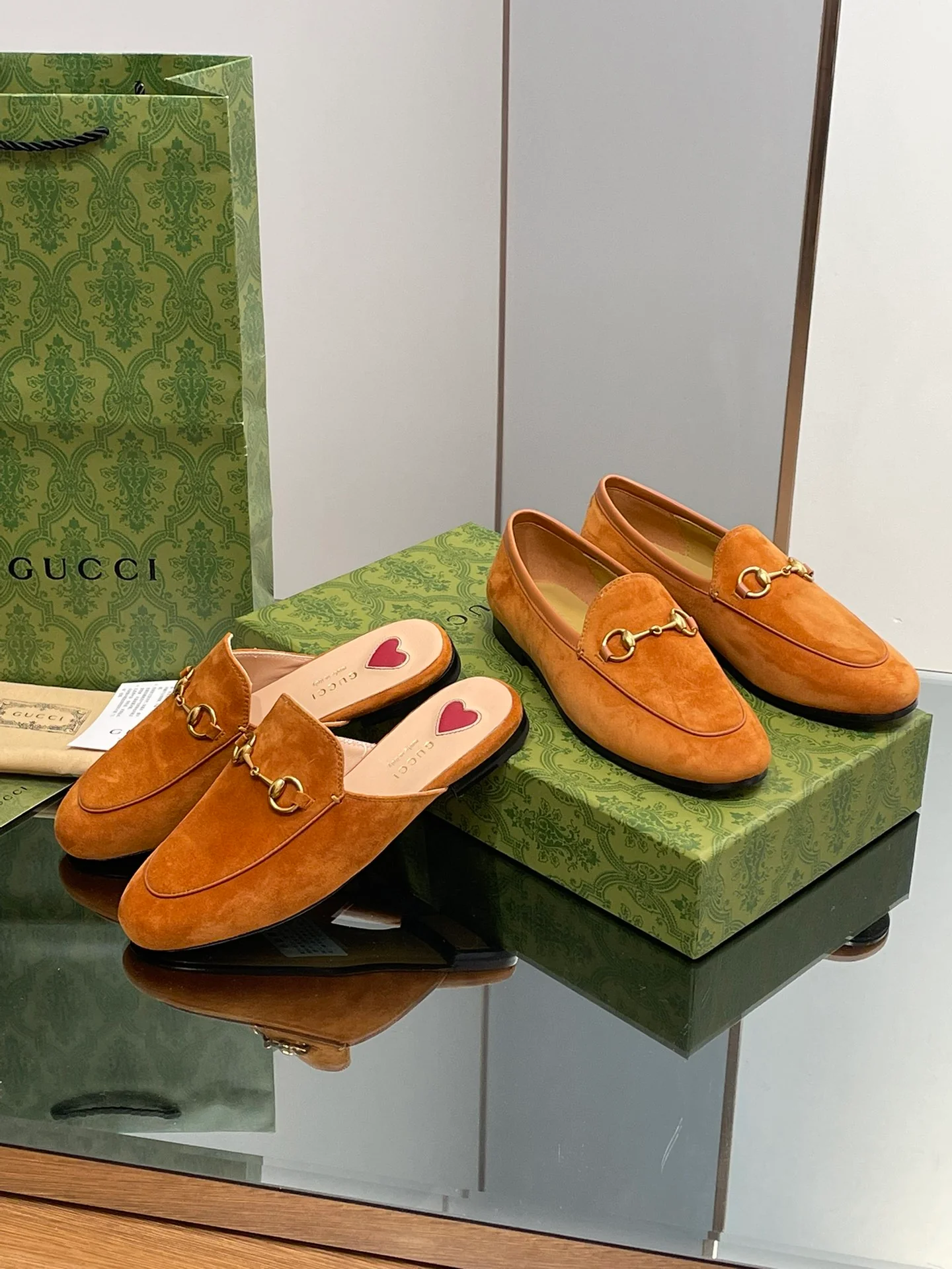 Новинка осенне-зимней коллекции Gucci 2023 — замшевые сандалии без шнурков — кофейного цвета.