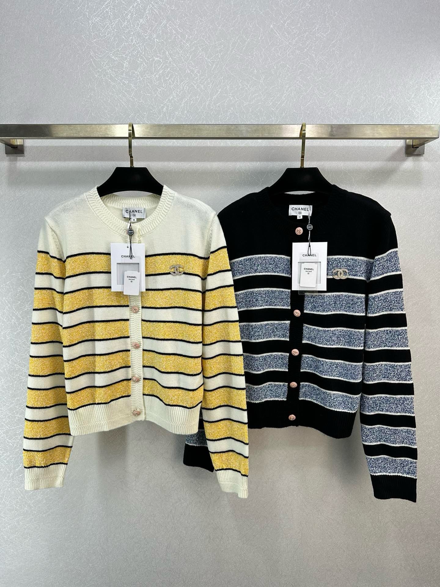 Роскошный кардиган Chanel с круглым вырезом и эмблемой, весна/лето 2024.