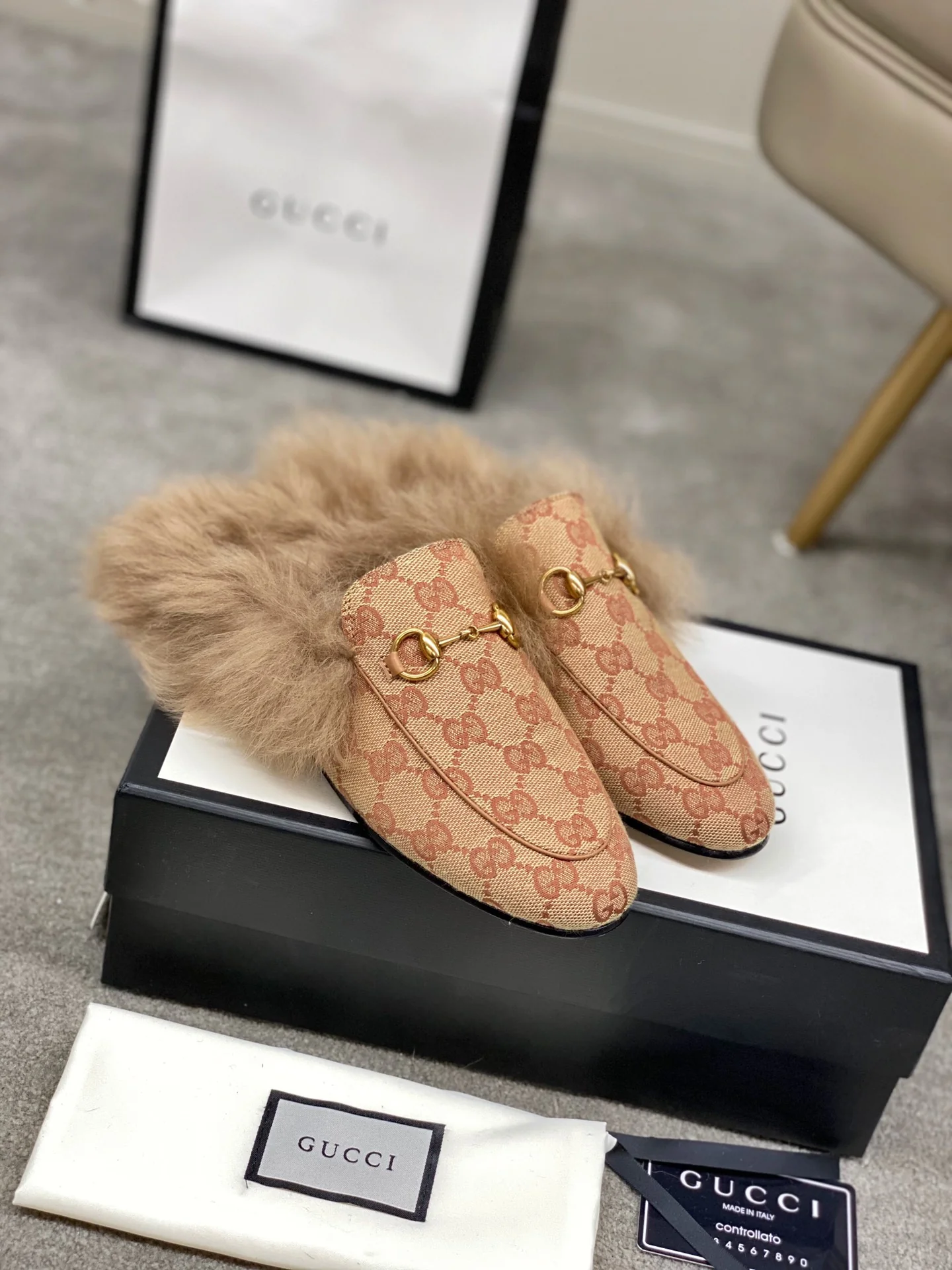 Бутик Gucci 2020 - Последние модели с подиума - Меховые тапочки - Монограммный узор - 1