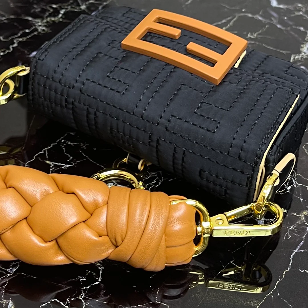 Маленькая черная сумка-багет Fendi Baguette Nano