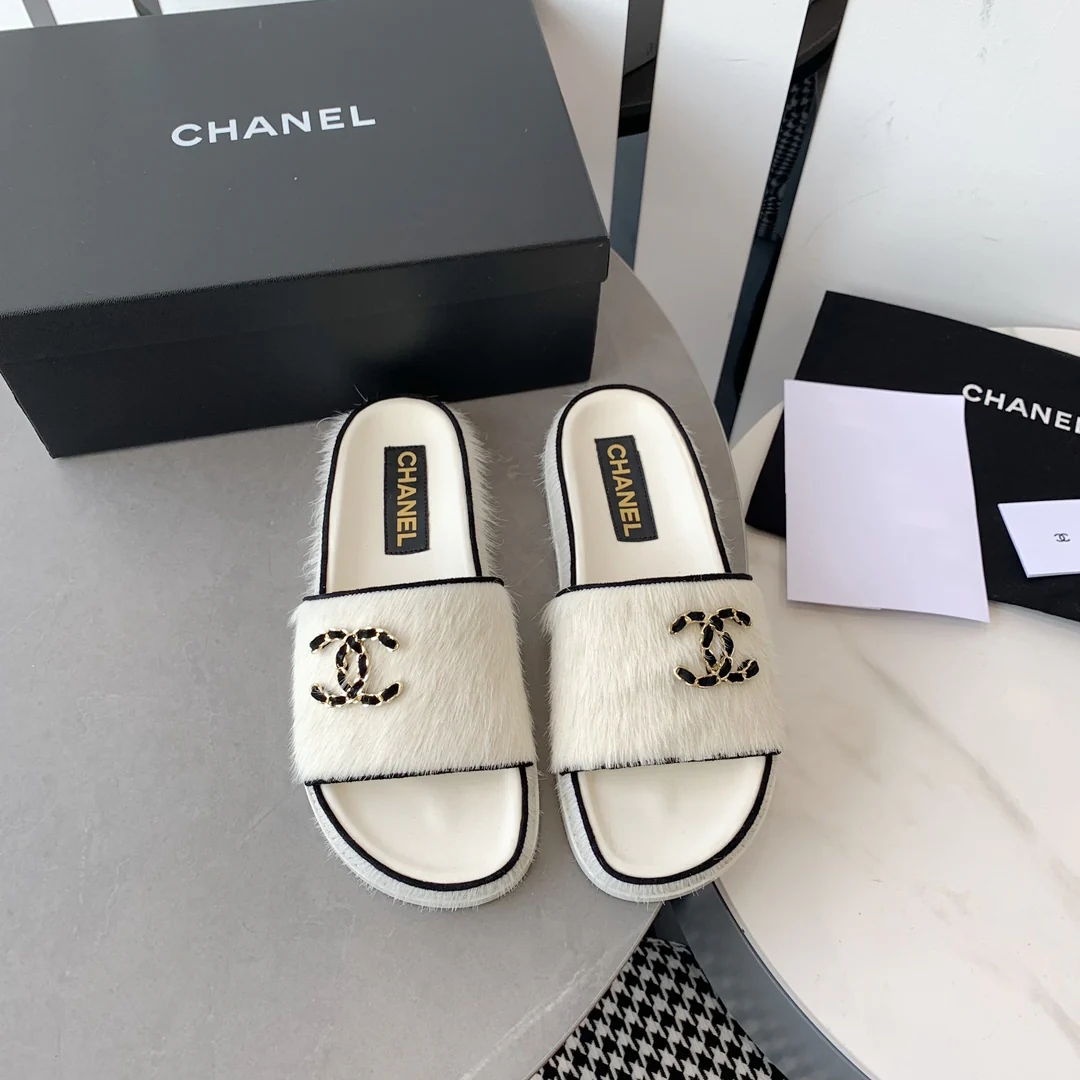 Новинка сезона осень/зима 2022 от Chanel - Тапочки из овечьей шерсти - Белые