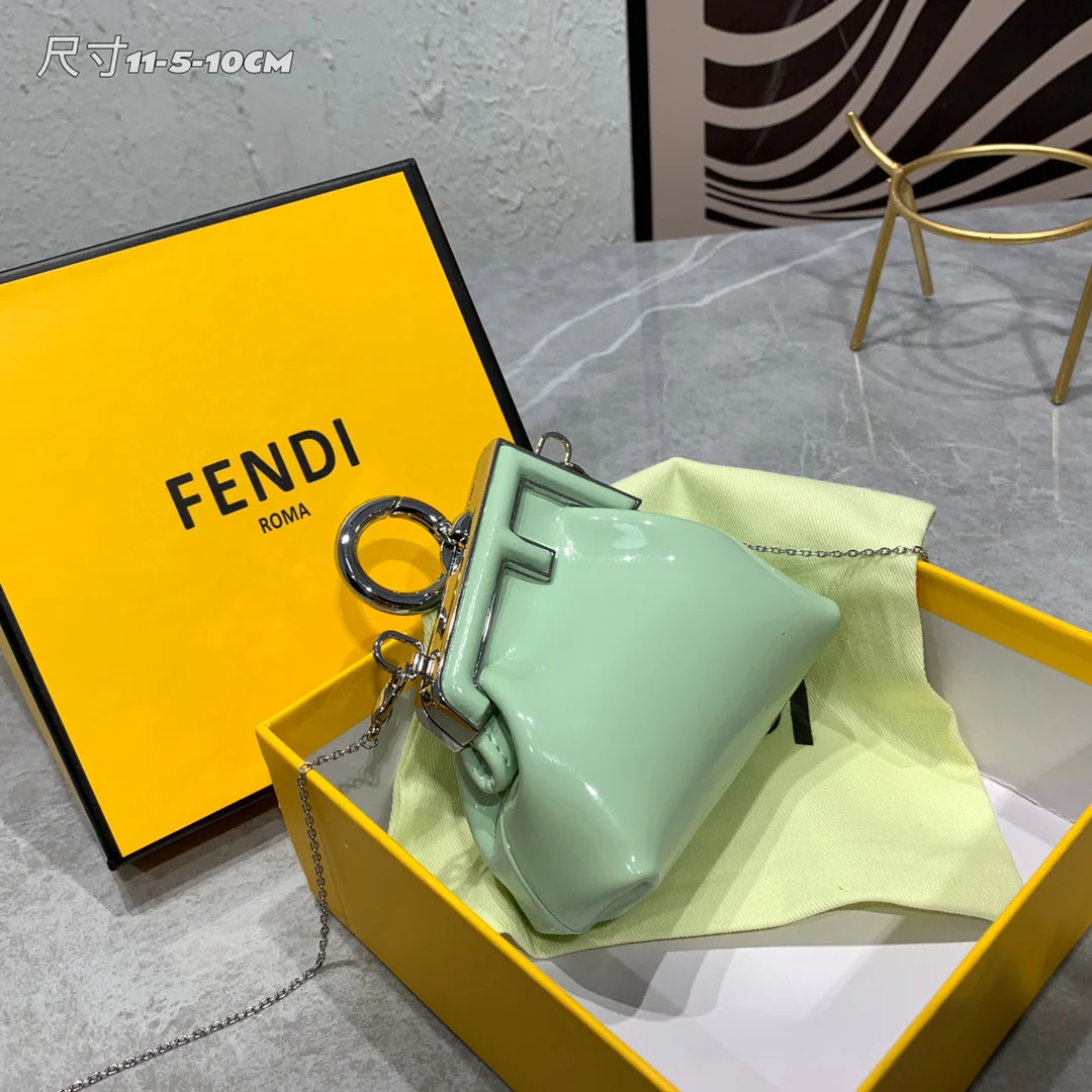 Мини-сумочка Fendi First из лакированной кожи, цвет авокадо.