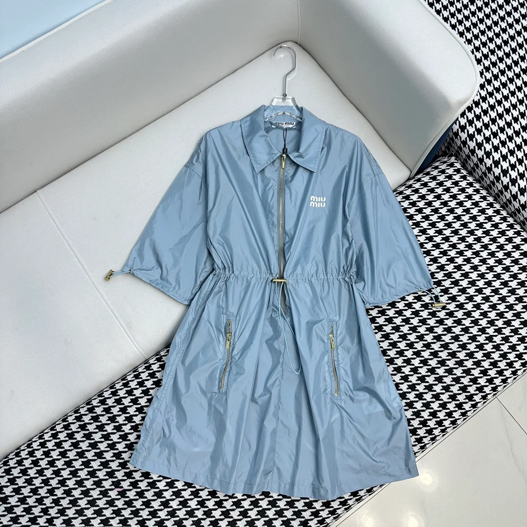 Miu Miu - Новая коллекция Весна/Лето 2024: Платье Miu с воротником и буквенным принтом