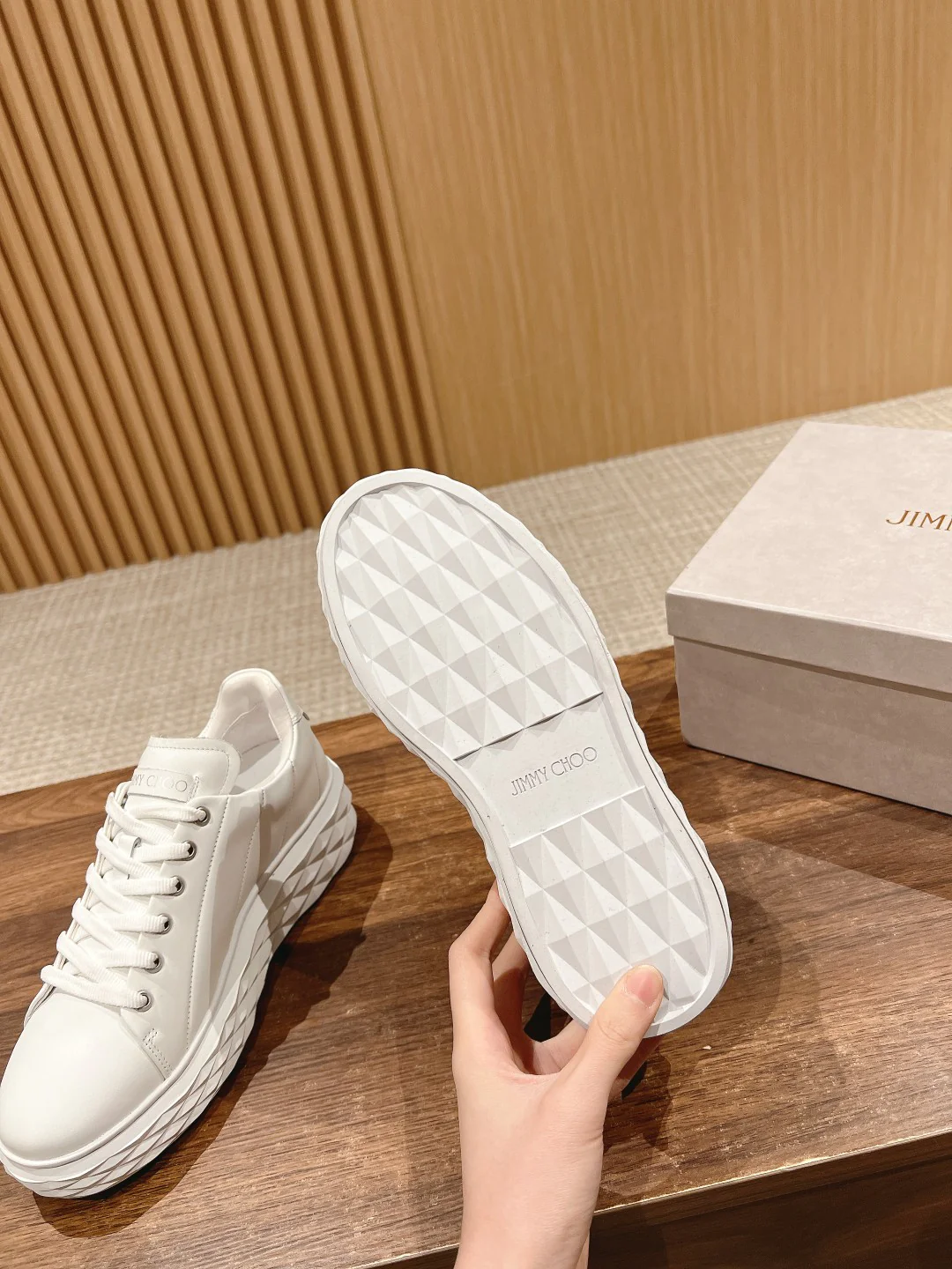 Обувь марки JC - повседневная модель 2024 года - белая.