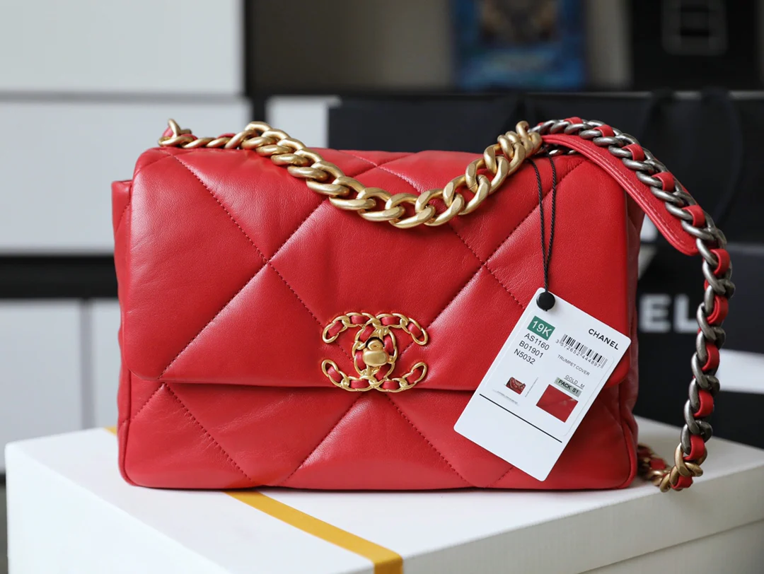 Сумка Chanel 19 - маленькая, красная.