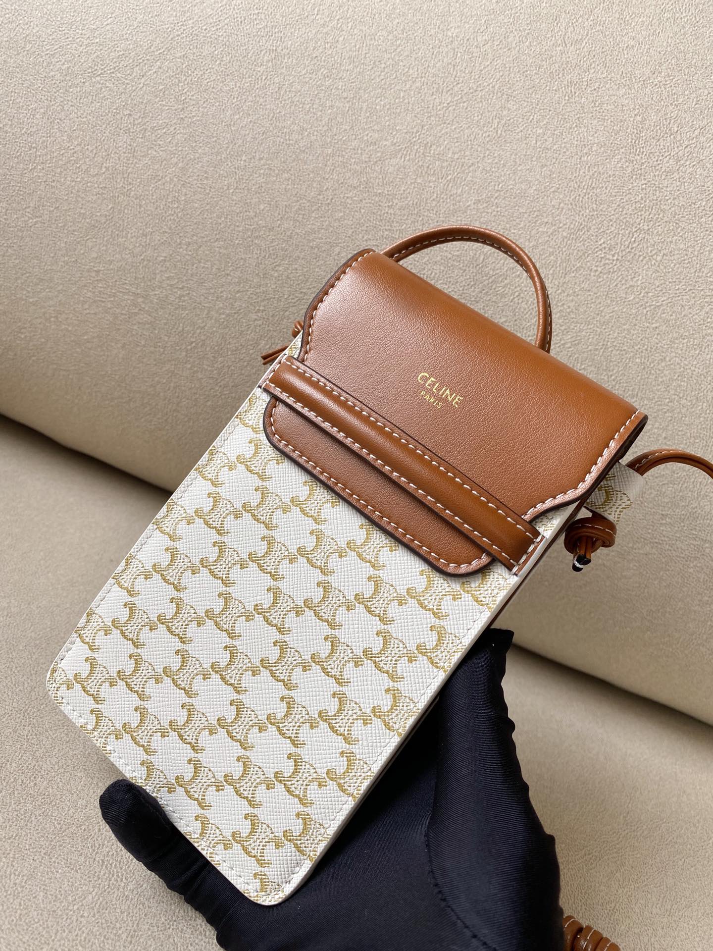 Celine 标志印花羊皮革翻盖手机包
