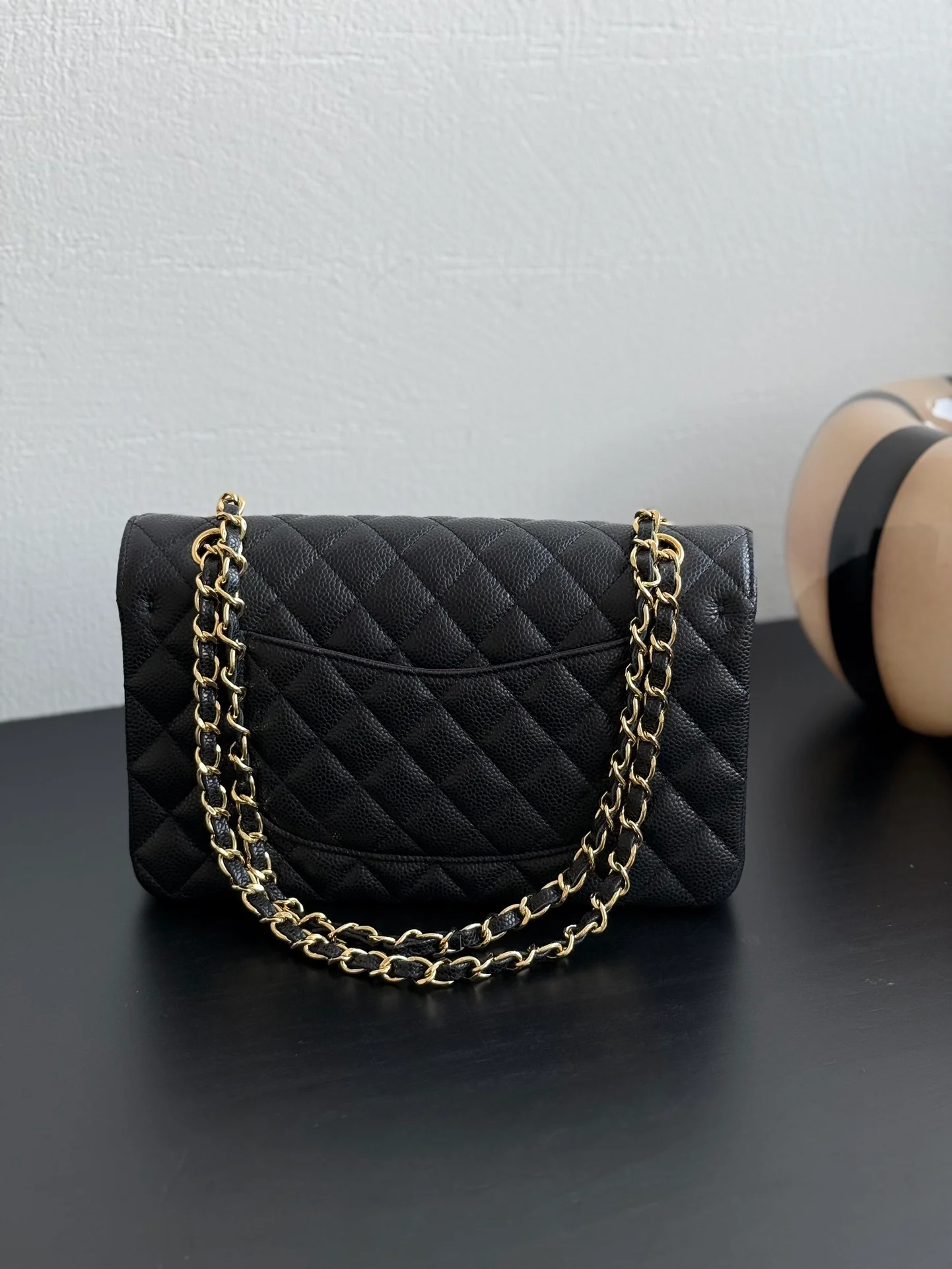 Сумка Chanel CF25 из зернистой кожи с золотой фурнитурой и цепочкой — черная.