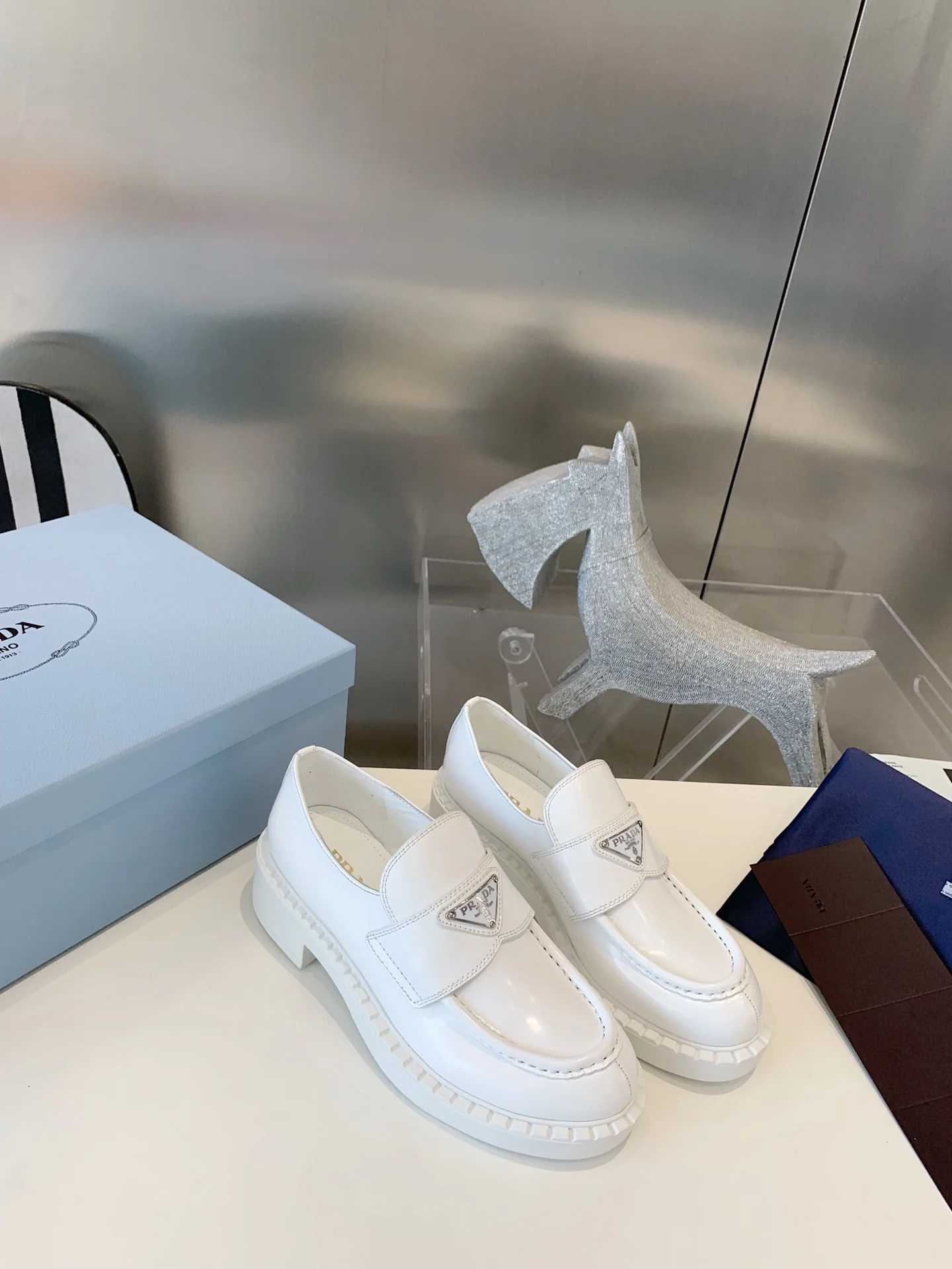 Лоферы Prada Gear - белые