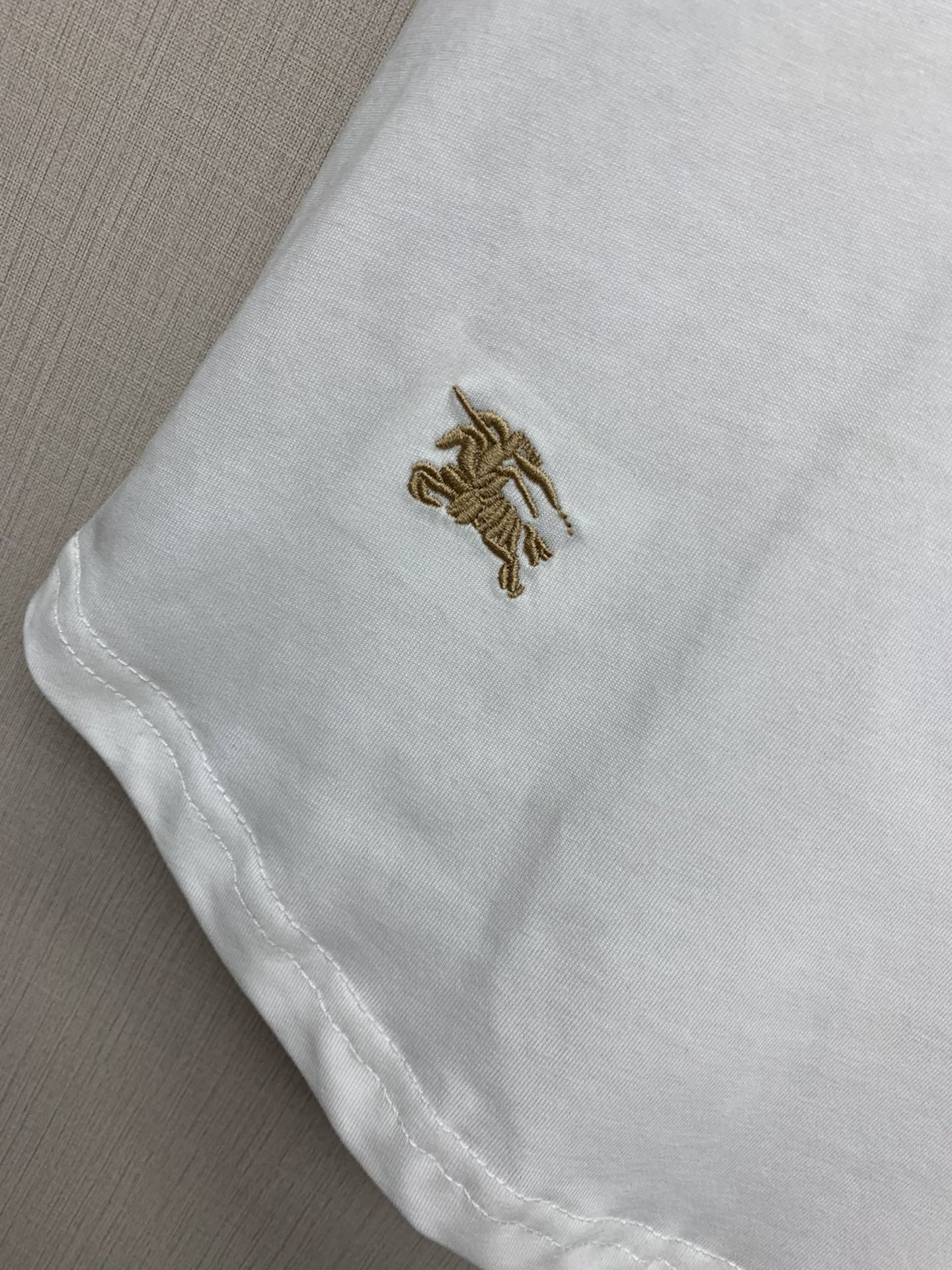 Футболка Burberry 2403-24 ?Ранняя весна? в классическую клетку с вышитой лошадью — белая.