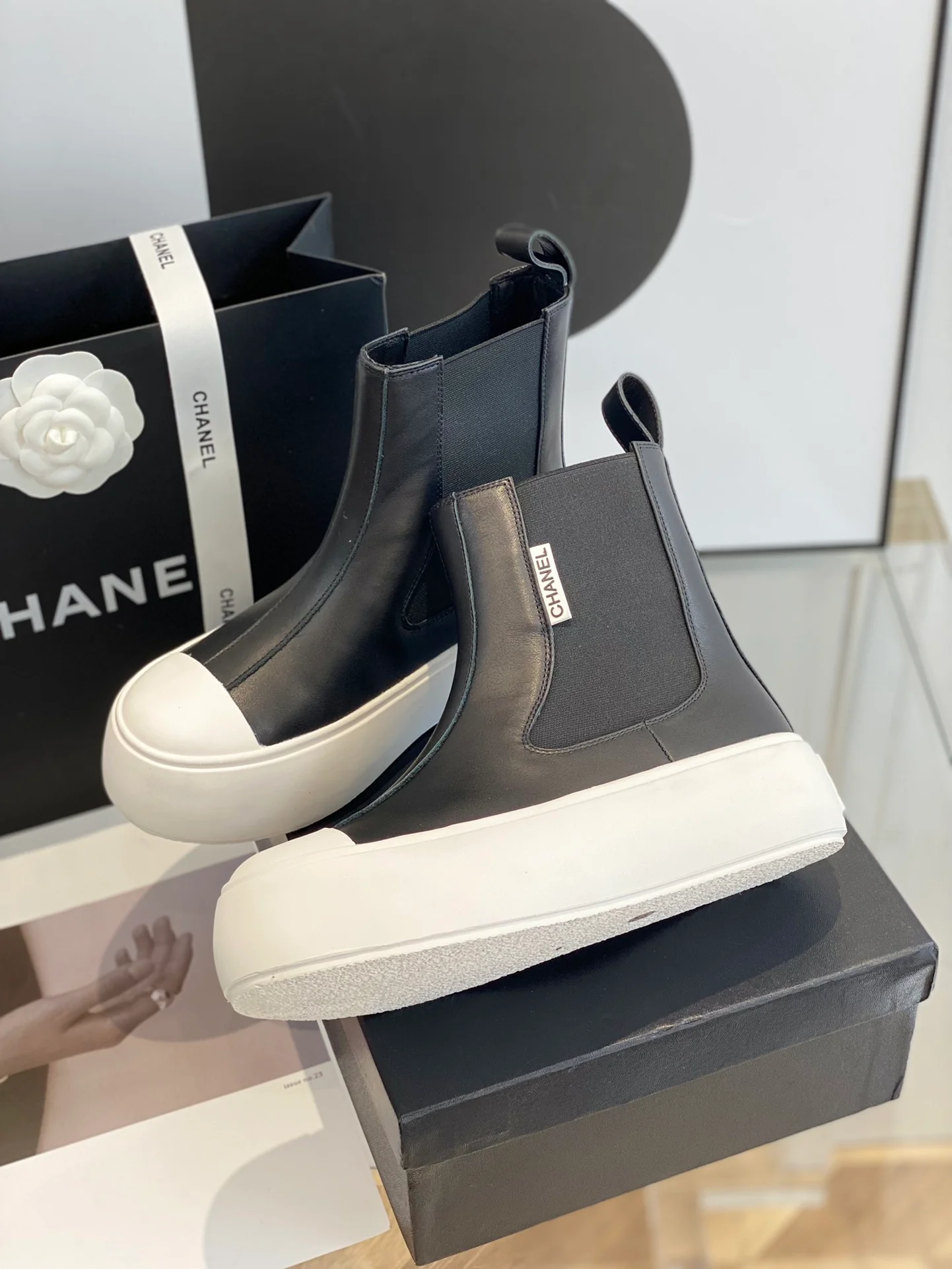 Повседневные высокие туфли на платформе от Chanel