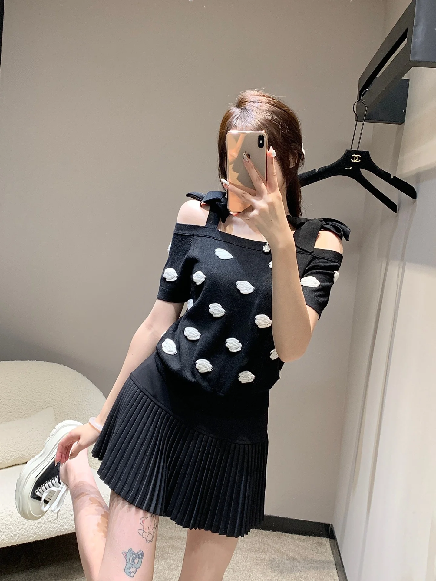 Chanel 2403 - Трикотажный топ с открытыми плечами и вышивкой камелий в 3D-формате