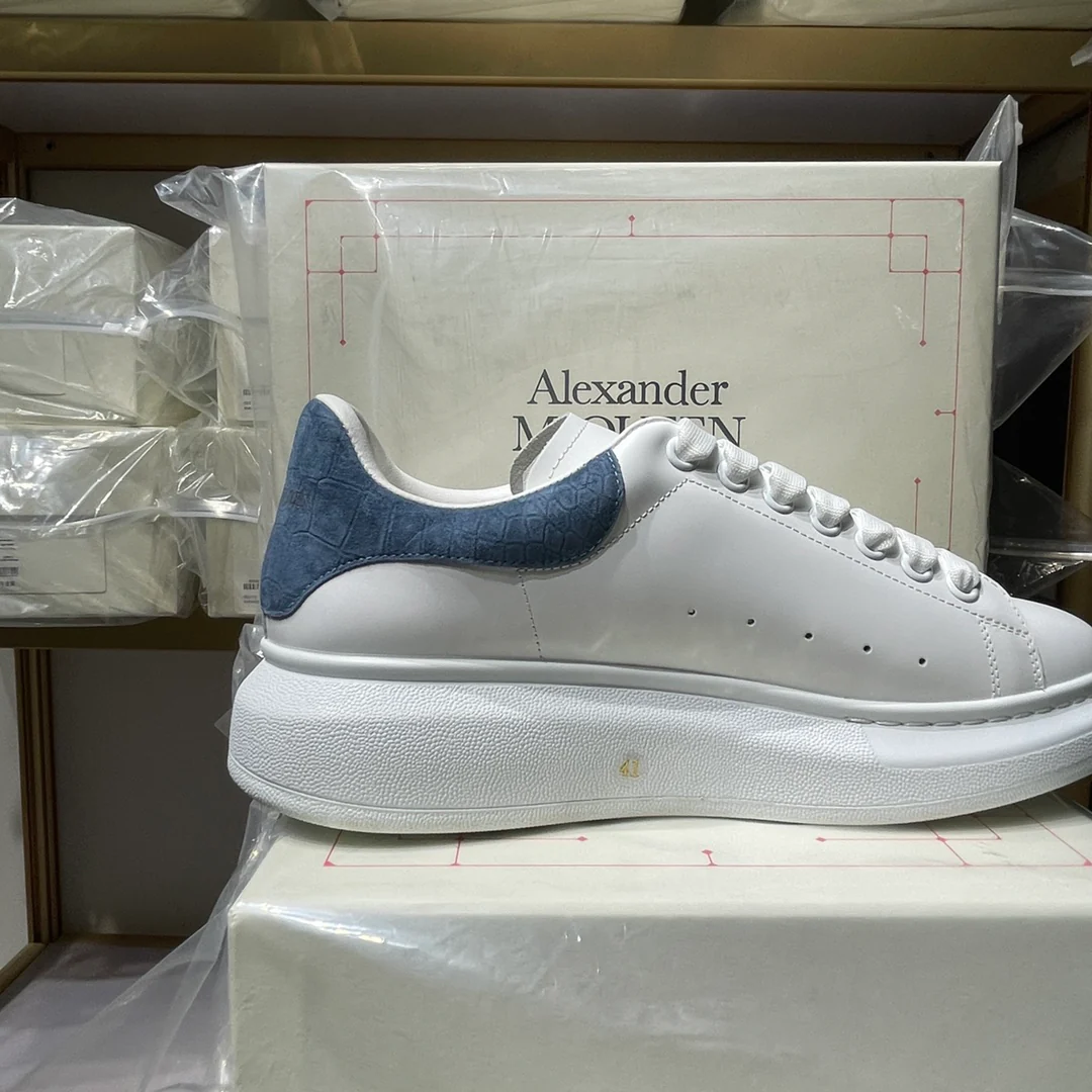 Классические белые кроссовки McQueen - унисекс - пыльно-голубой крокодиловый узор с замшевой пяткой - Премиум-издание