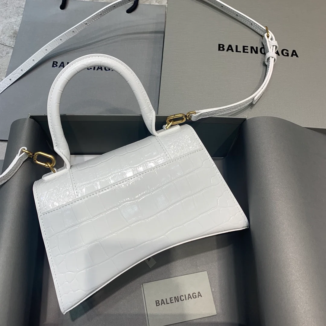 Сумка Balenciaga Hourglass - белая с крокодиловым принтом и золотой пряжкой.