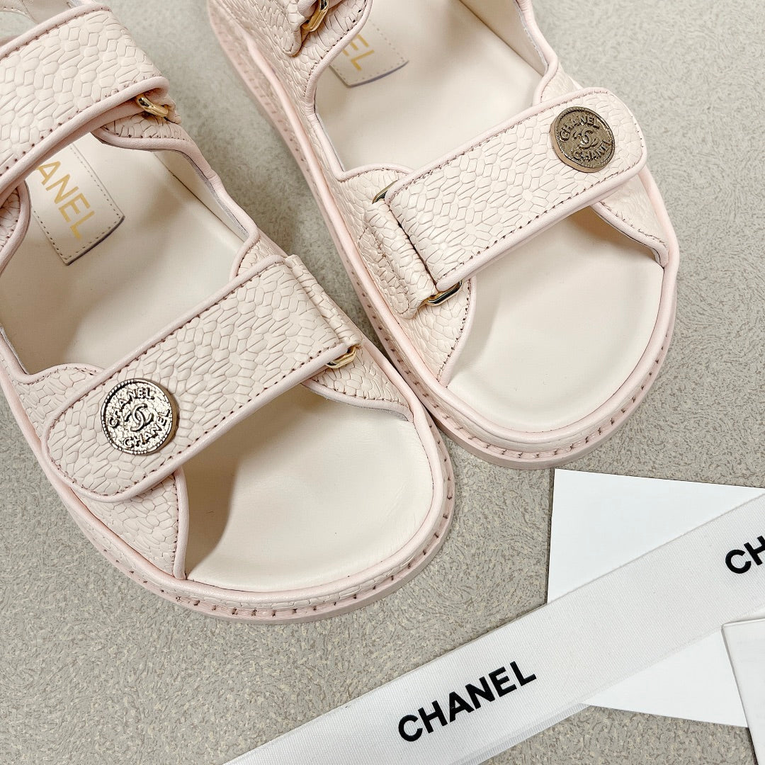 Chanel - светло-розовые кожаные сандалии в клетку