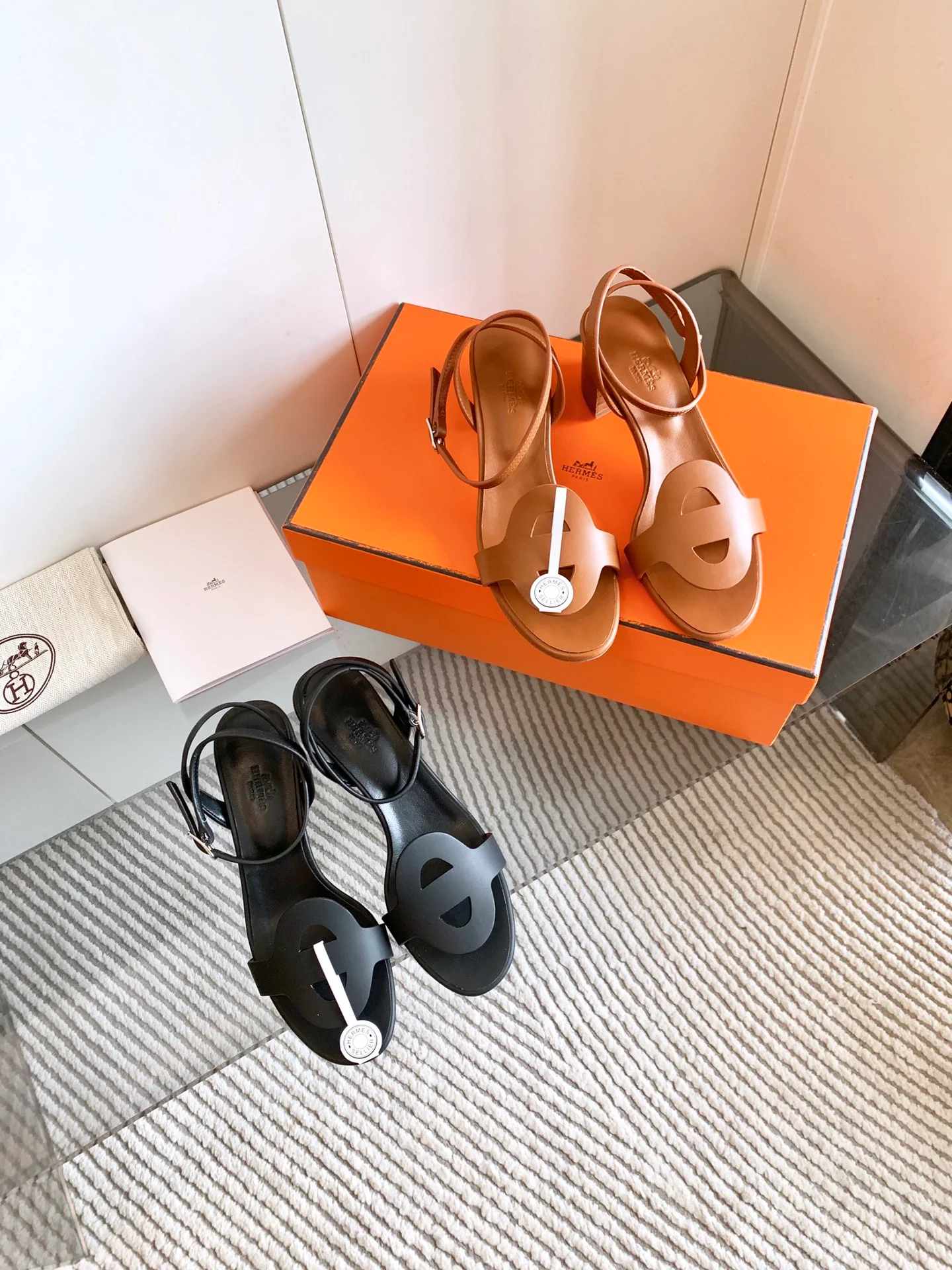 Босоножки Hermes на массивном каблуке 2024 года - изображение из коллекции