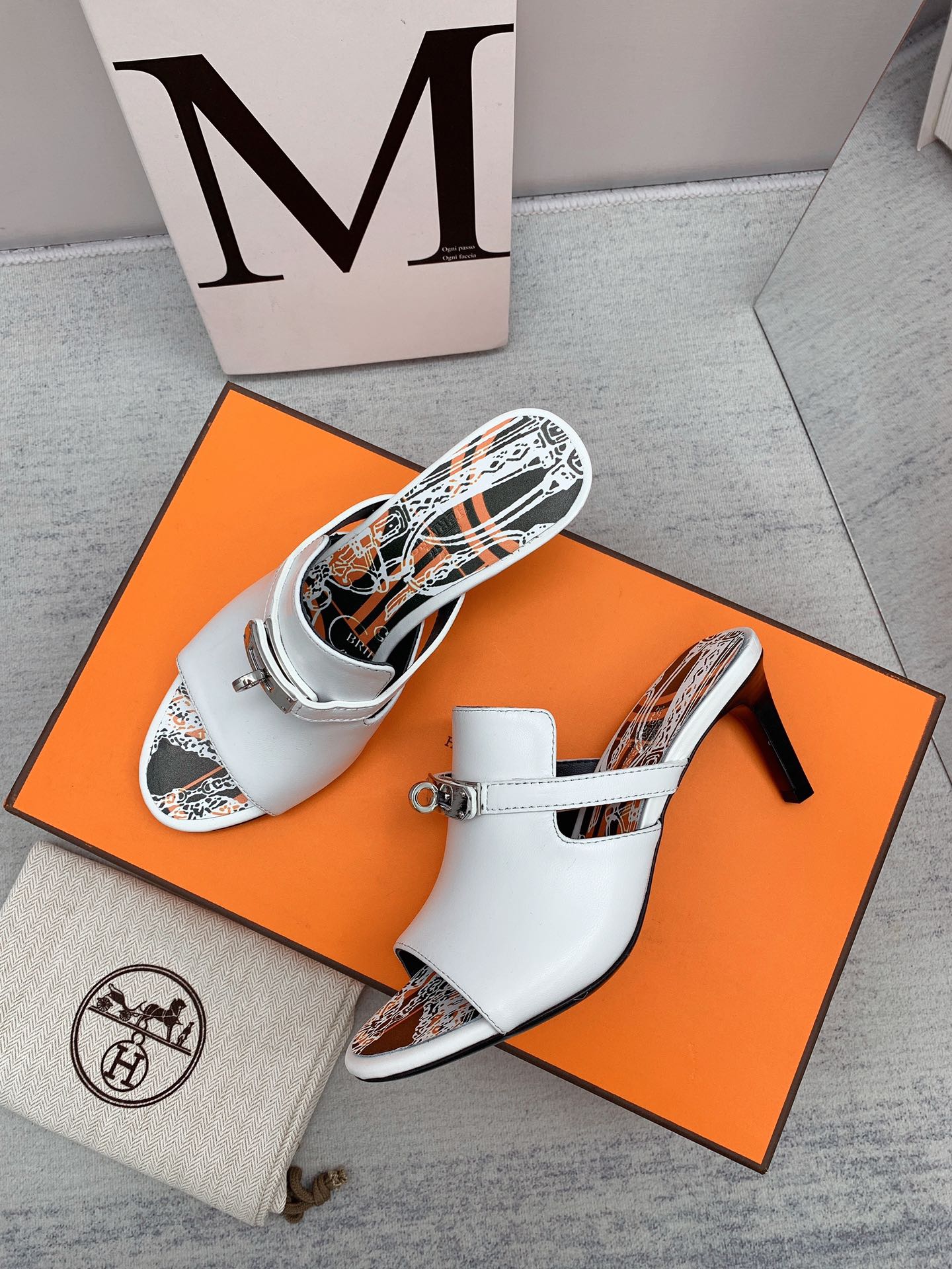 Новинка сезона осень/зима 2022 от Hermes - сандалии на высоком каблуке с открытым носком - 1