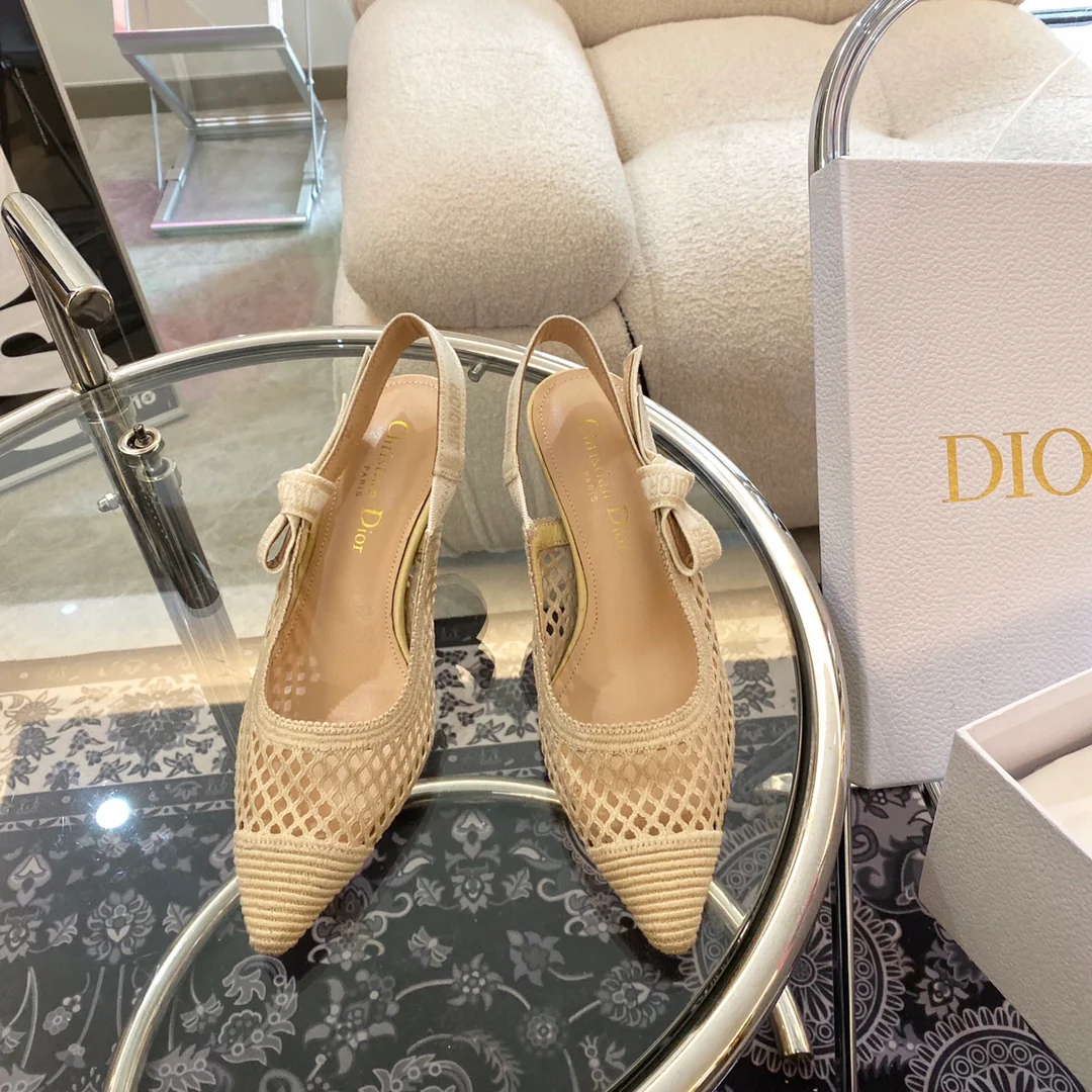 Dior - Туфли на низком каблуке в горошек - телесного цвета - с острым носком - с закругленным носком