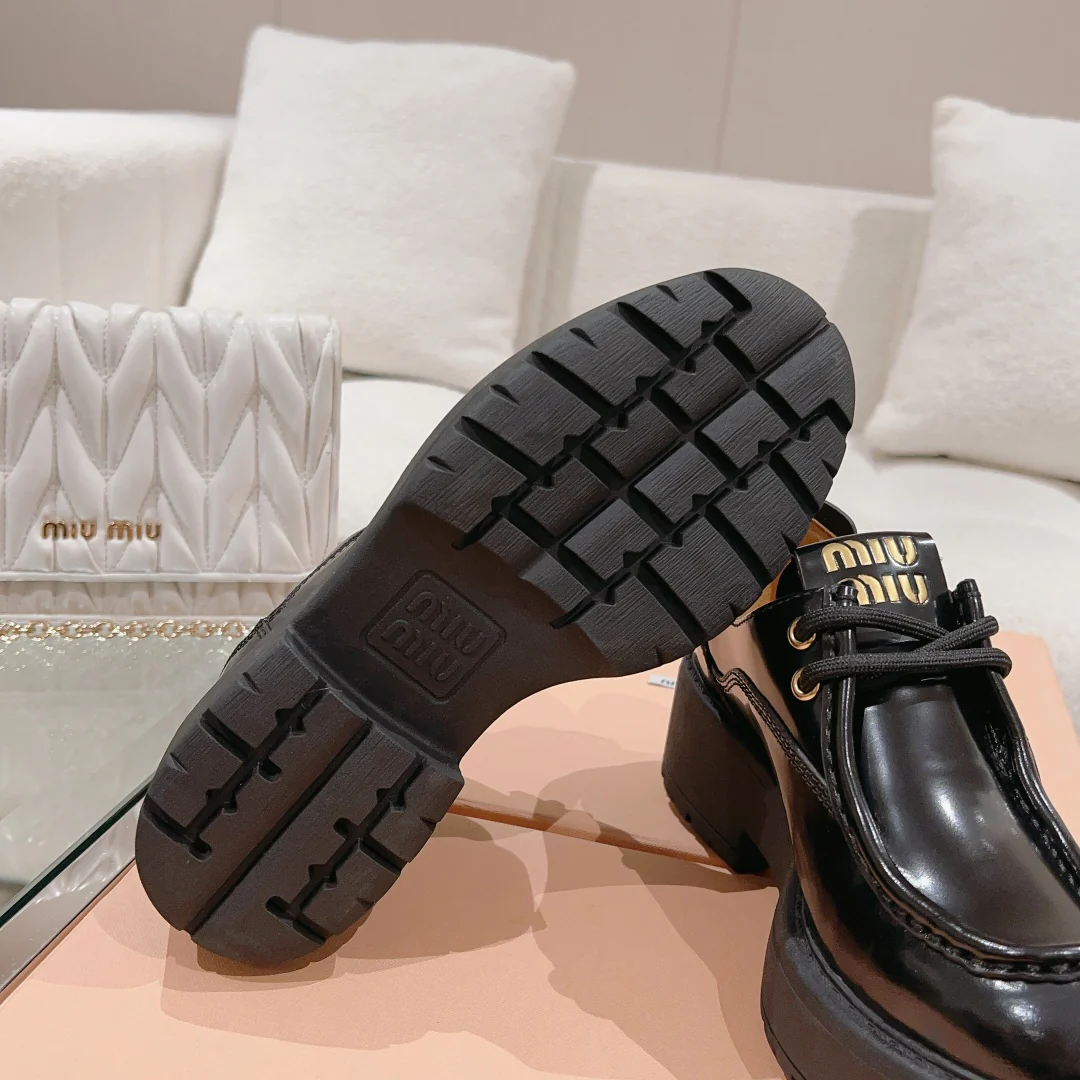 Новинка сезона осень/зима 2023 от Miu Miu - Лоферы на шнуровке и платформе - Черные