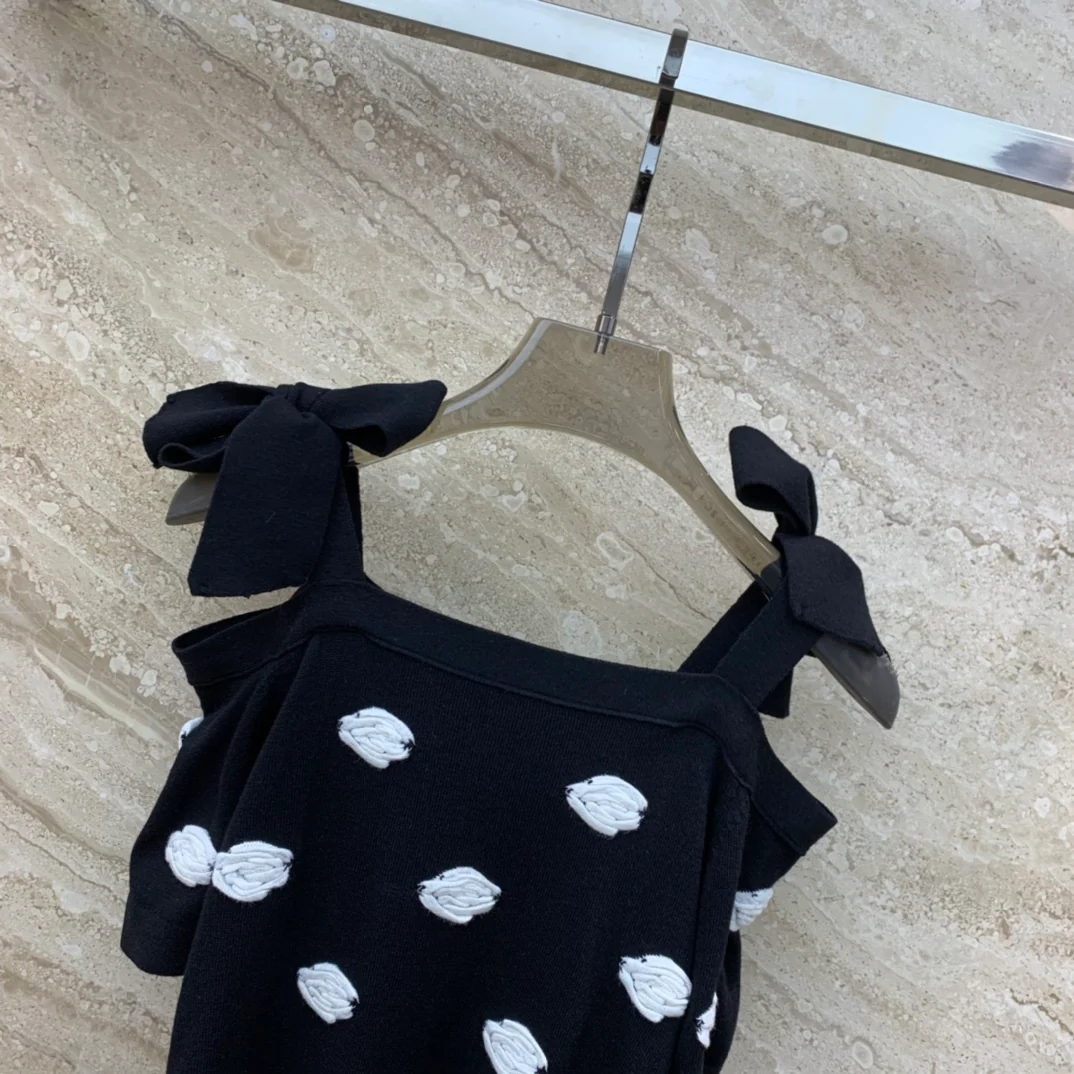 Chanel 2403 - Трикотажный топ с открытыми плечами и вышивкой камелий в 3D-формате