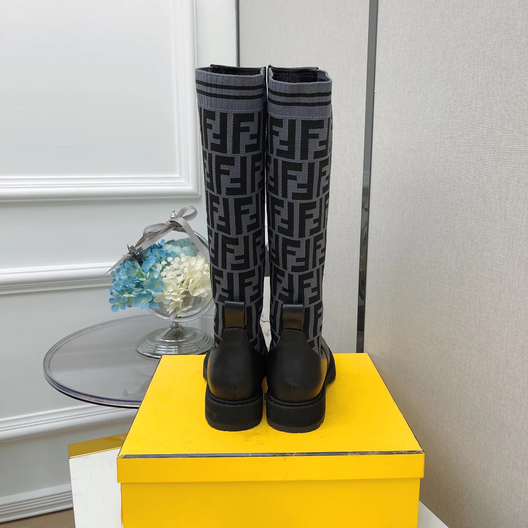 Новинка сезона осень/зима 2022 от Fendi - Ботинки Dr. Martens - Ботинки до середины икры - 1