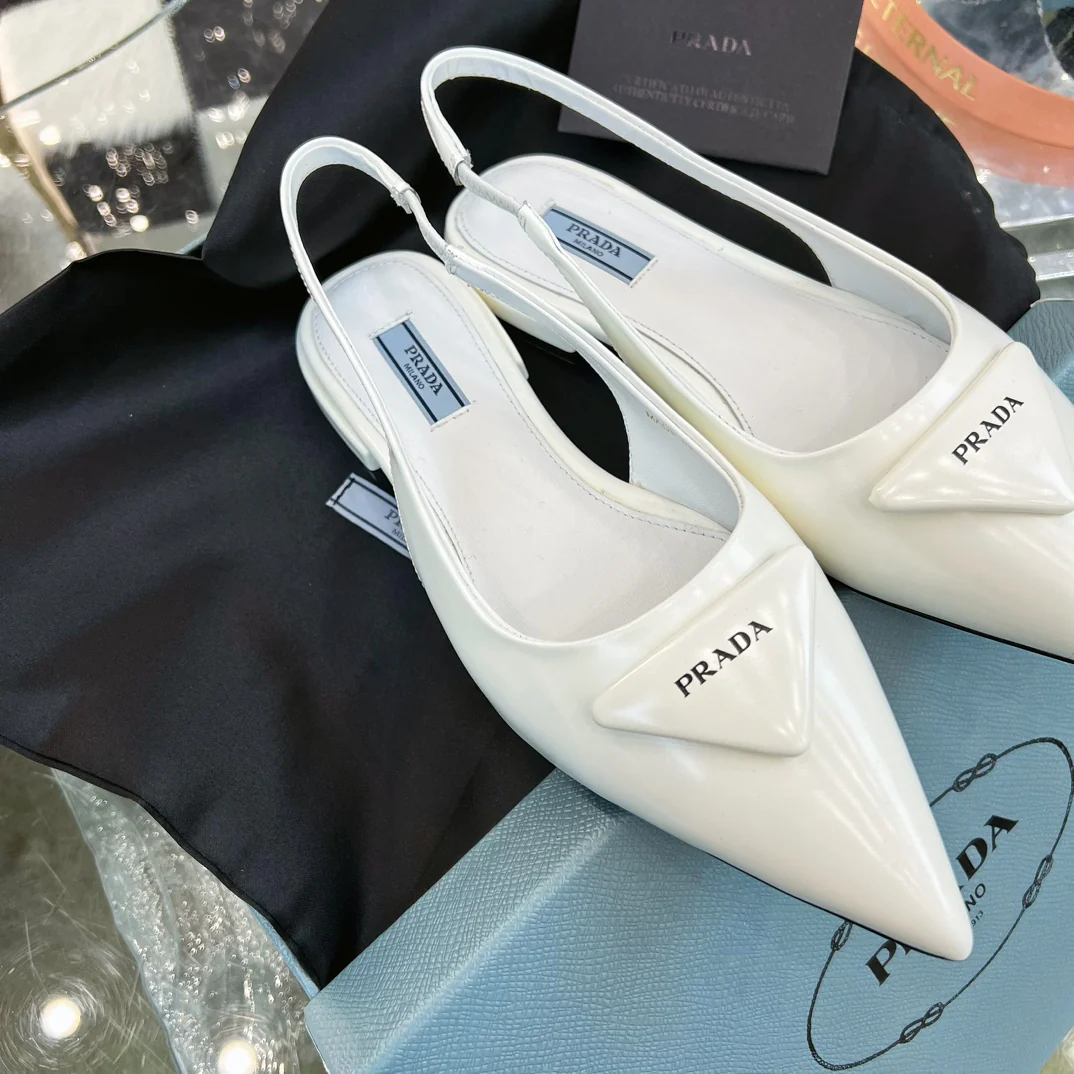 Новинка сезона весна/лето 2023 от Prada - Мюли-балетки с острым носком - Белые