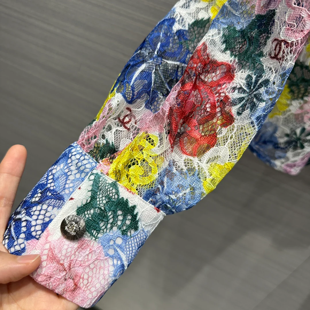 Рубашка Chanel 2404 с кружевным принтом, выполненная маслом.