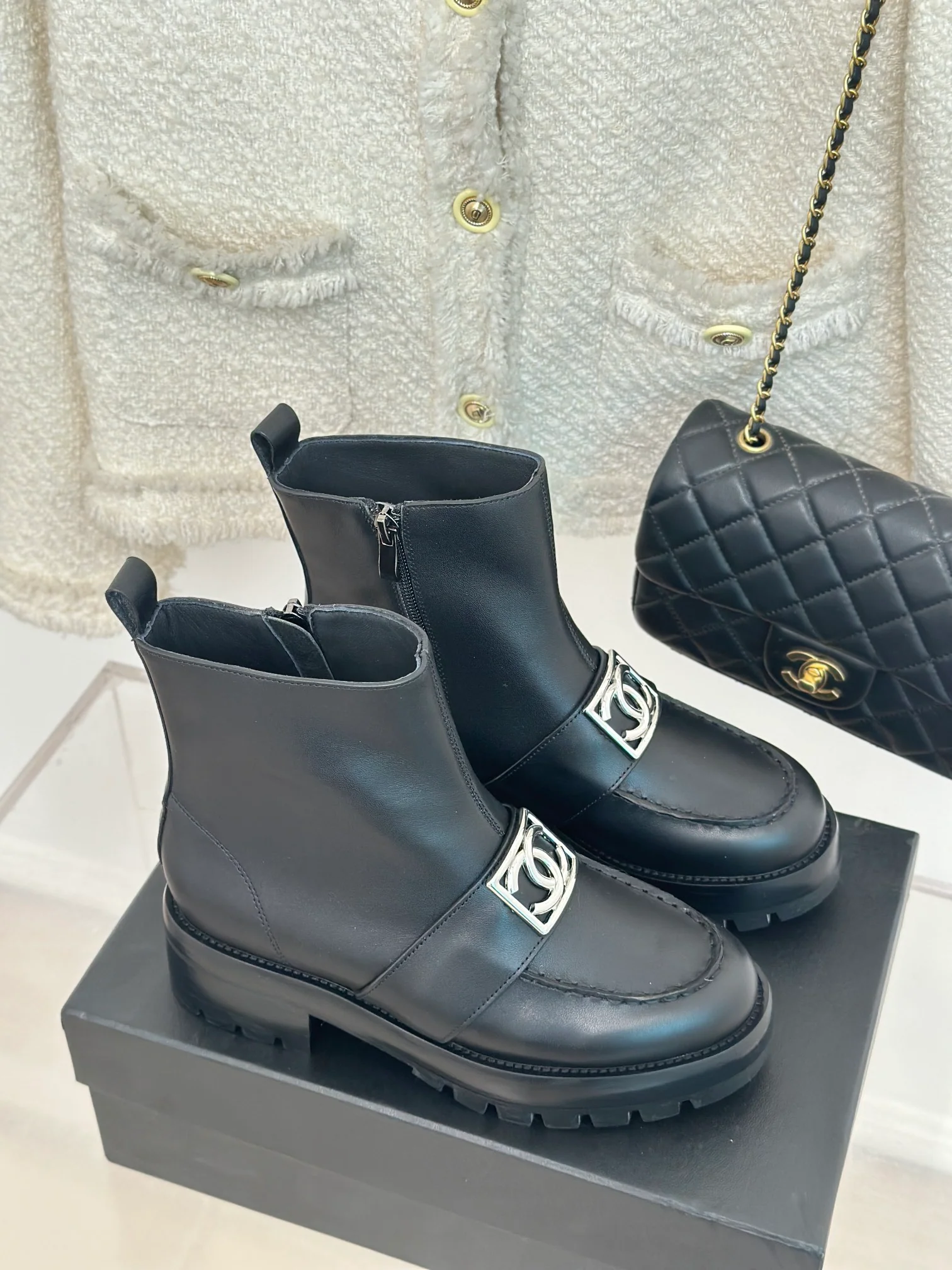 Новинка сезона осень/зима 2023 от Chanel - Ботильоны на массивном каблуке с квадратной пряжкой - Черные