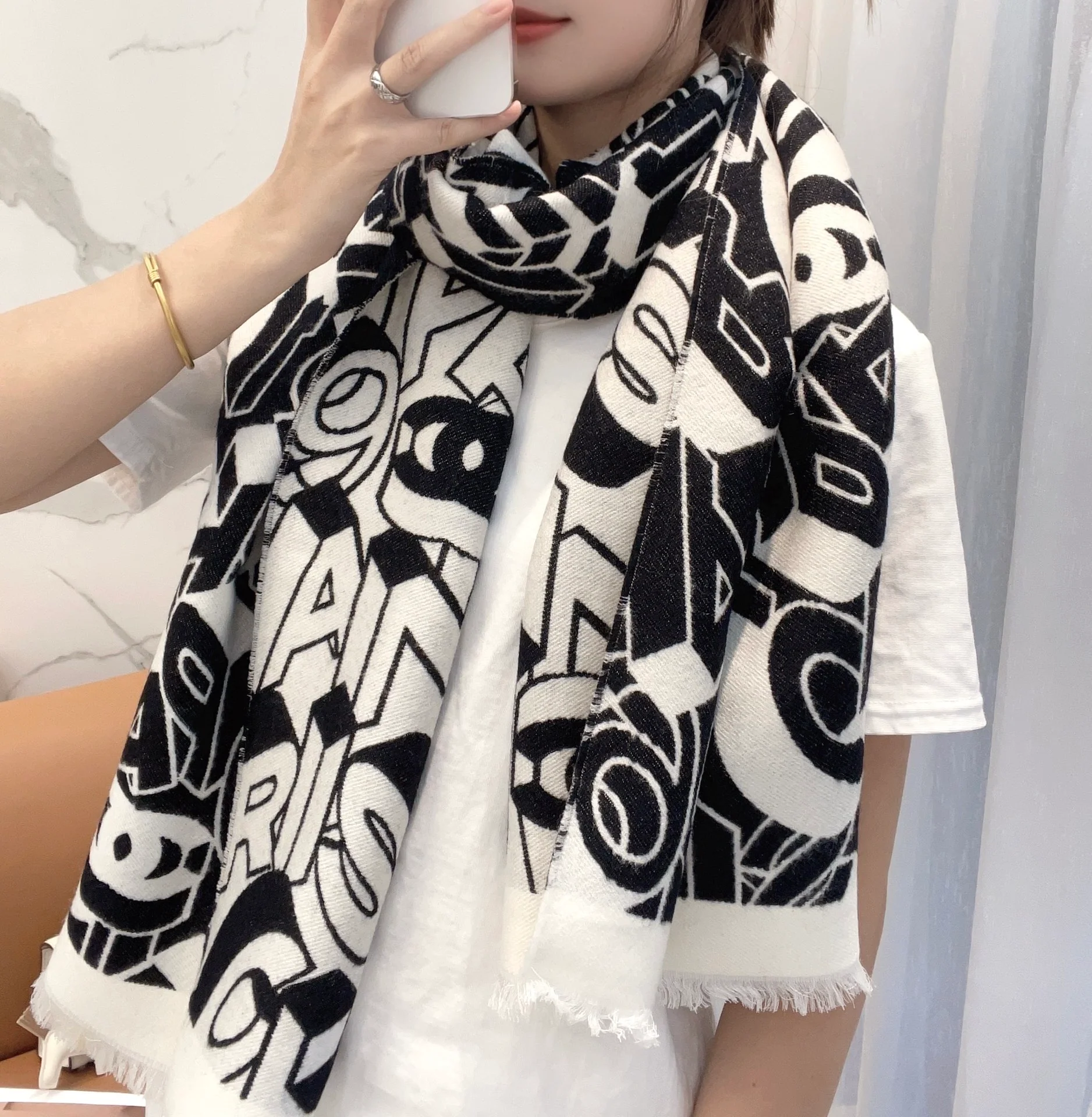 Большой шарф Chanel с буквенным дизайном 2024 года