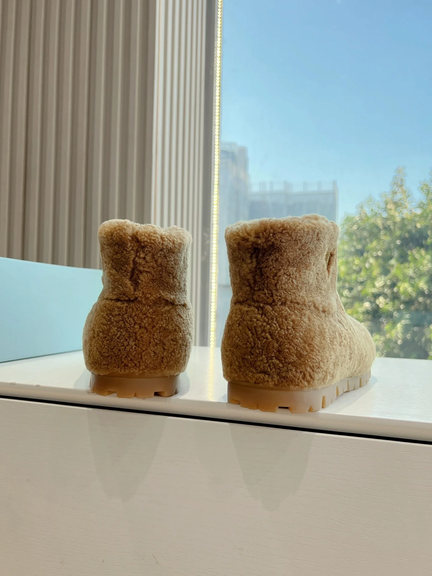 Снежные ботинки на платформе Prada 2024 - коричневые