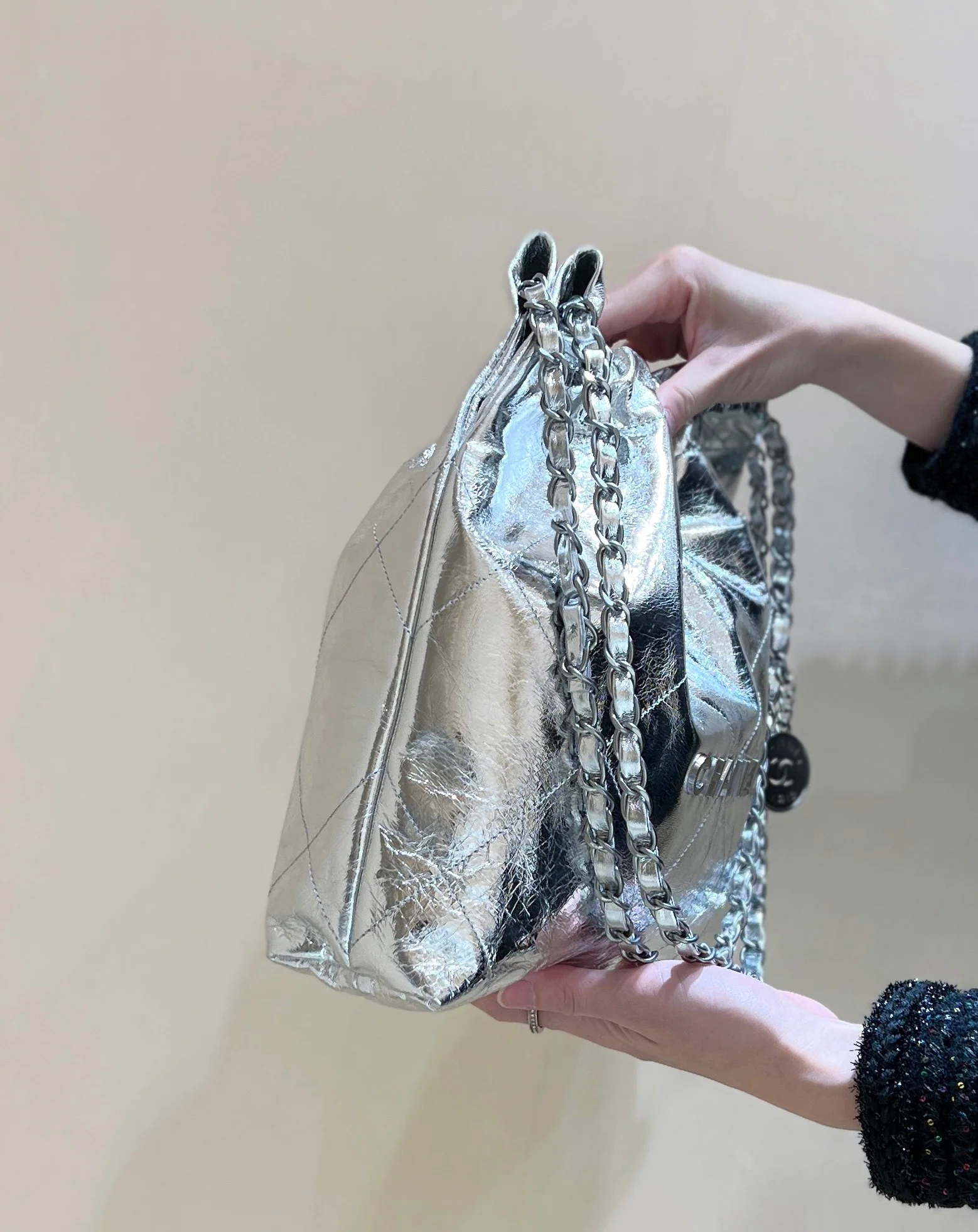 Мусорный мешок Chanel 25c из металлизированной кожи - серебристый