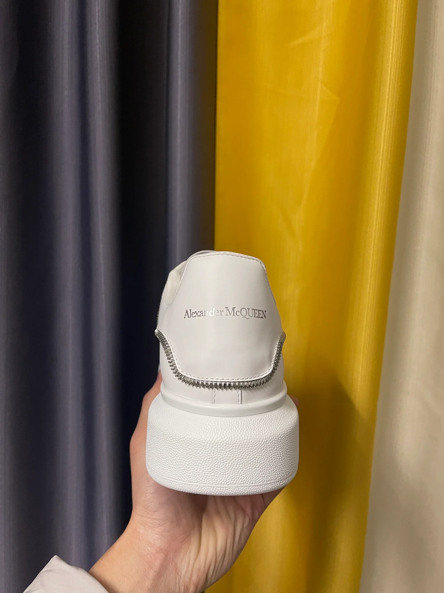 Классические белые кроссовки McQueen - унисекс - полностью из белой кожи с серебряной цепочкой на каблуке