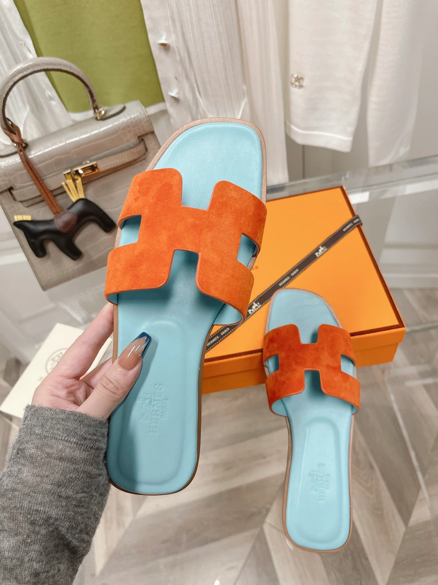 Новинка 2022 года от Hermes - Итальянские тапочки из оленьих рогов - Оранжево-синие