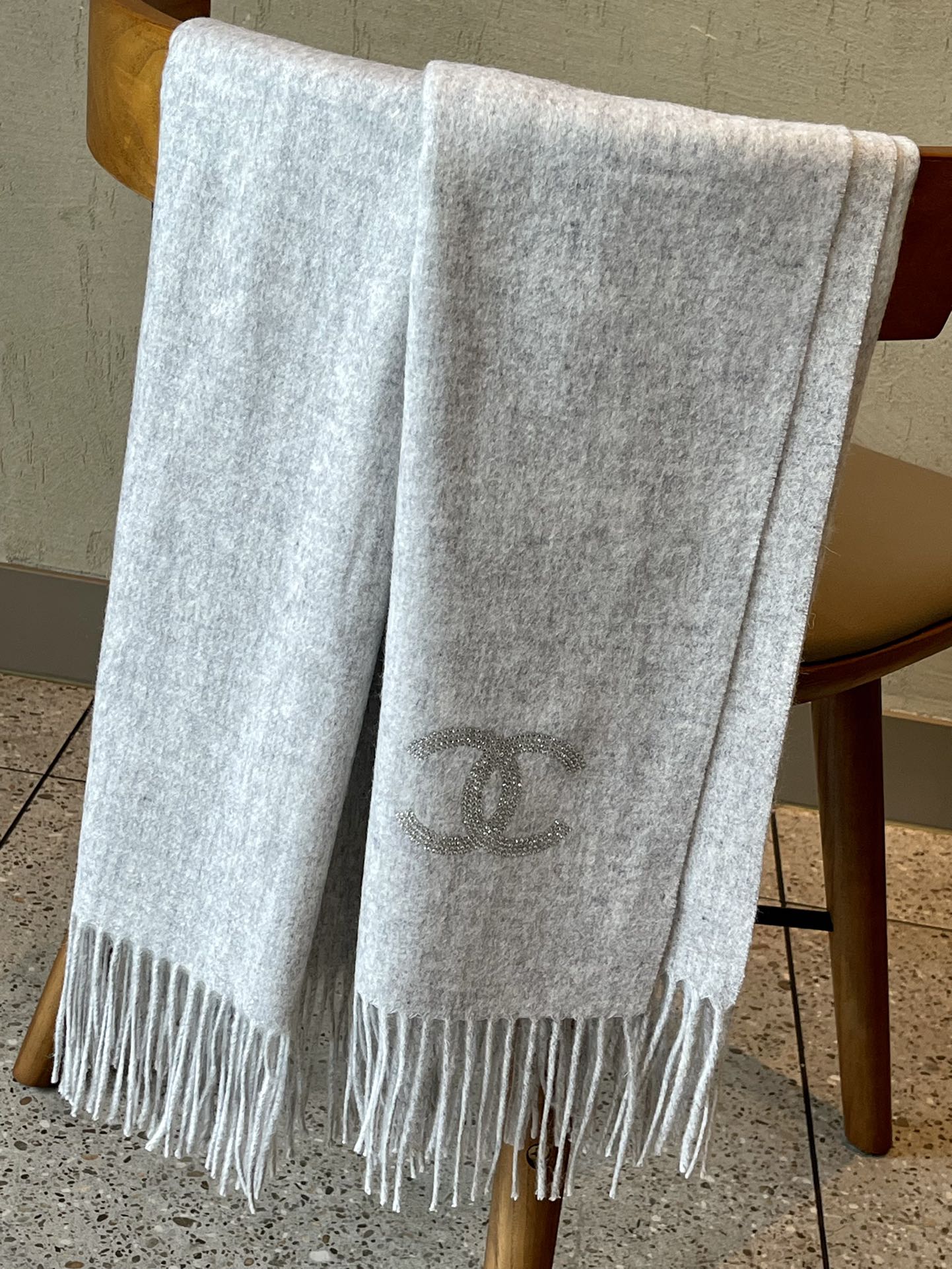 Chanel - Кашемировый шарф, украшенный бриллиантами - 180-70-102 см - Светло-серый