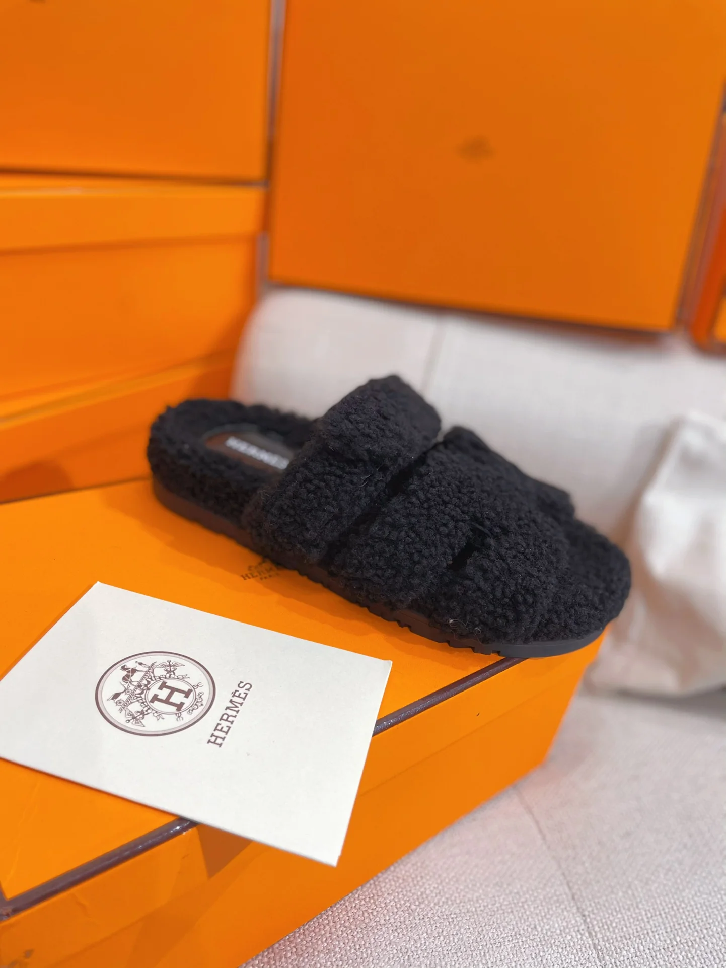 Новинка осенне-зимней коллекции Hermes 2022 — Домашние тапочки из овечьей шерсти и кожи в стиле пэчворк — Черные
