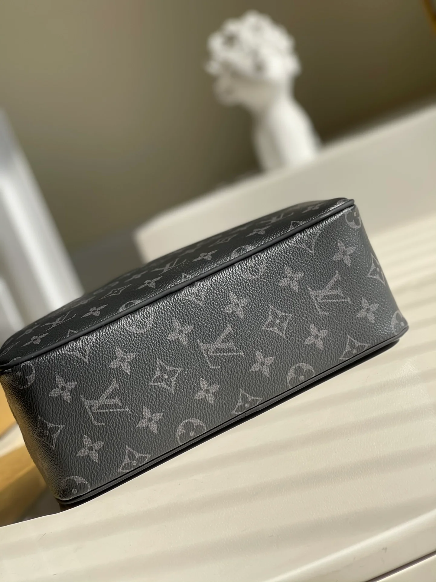 lv-m47527-damier canvas toiletry bag-clutch-1
