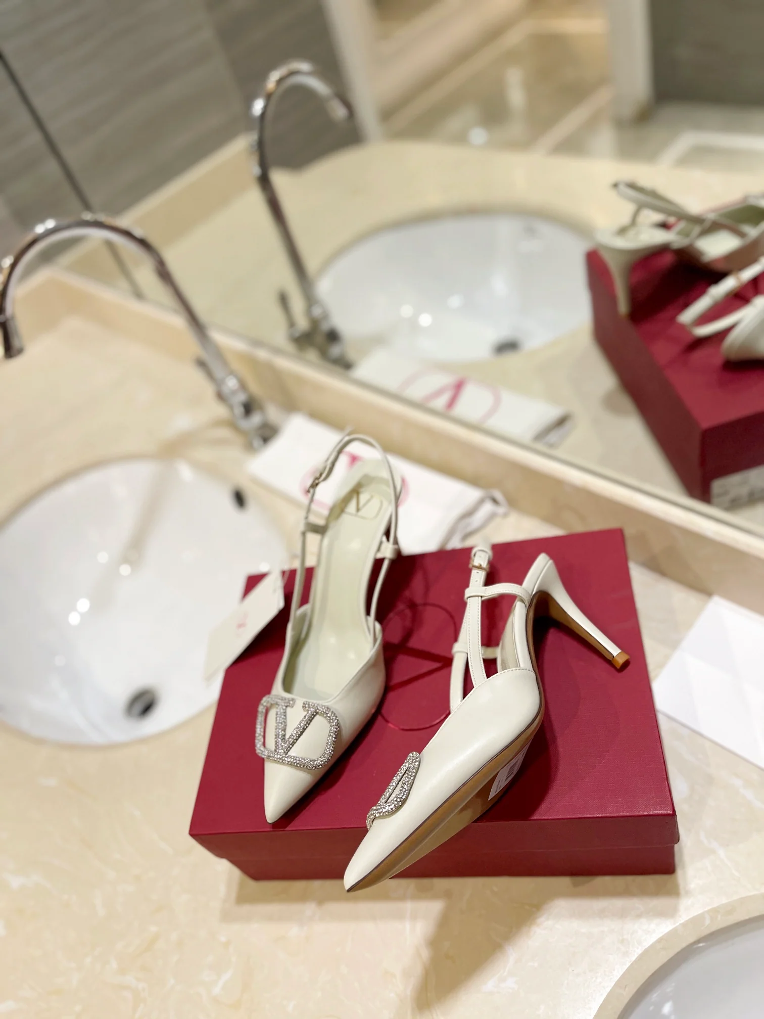 Сандалии Valentino на низком каблуке с хрустальной пряжкой - белые