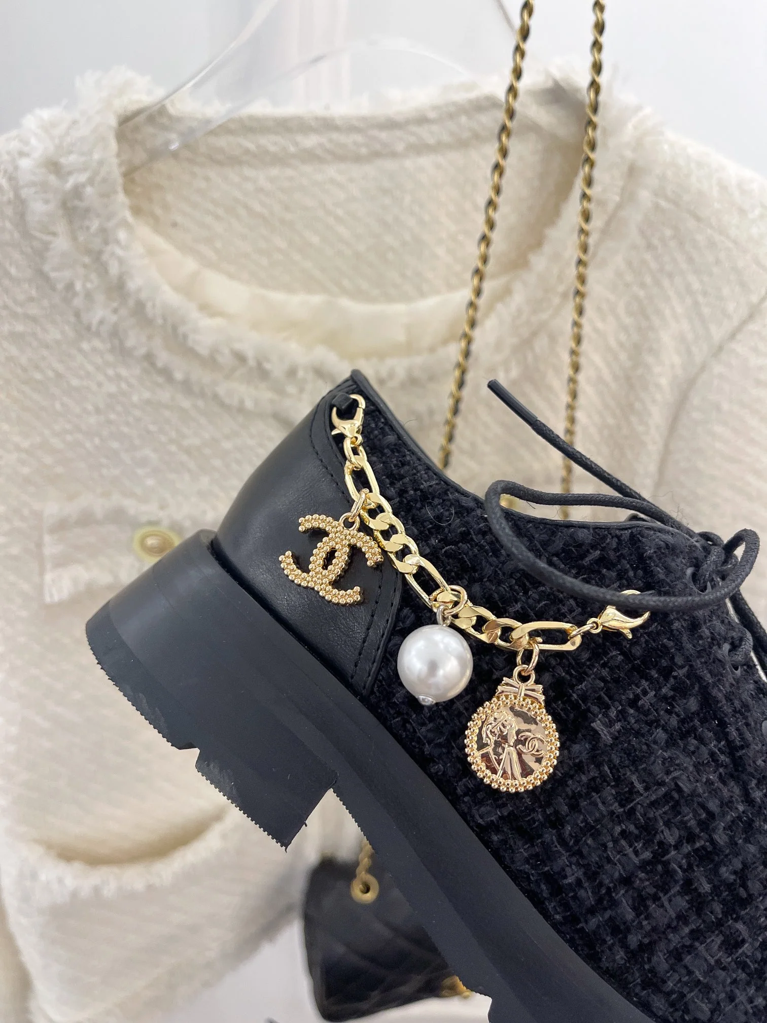 Новинка сезона осень/зима 2023 от Chanel - Лоферы с цепочкой - Черные