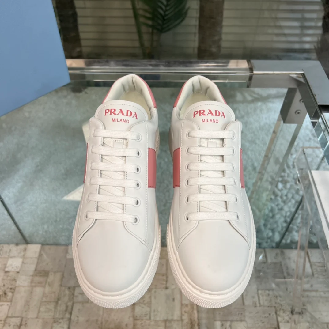 Новинка сезона весна/лето 2023 от Prada - Белые кроссовки с цветовыми блоками - Розовые