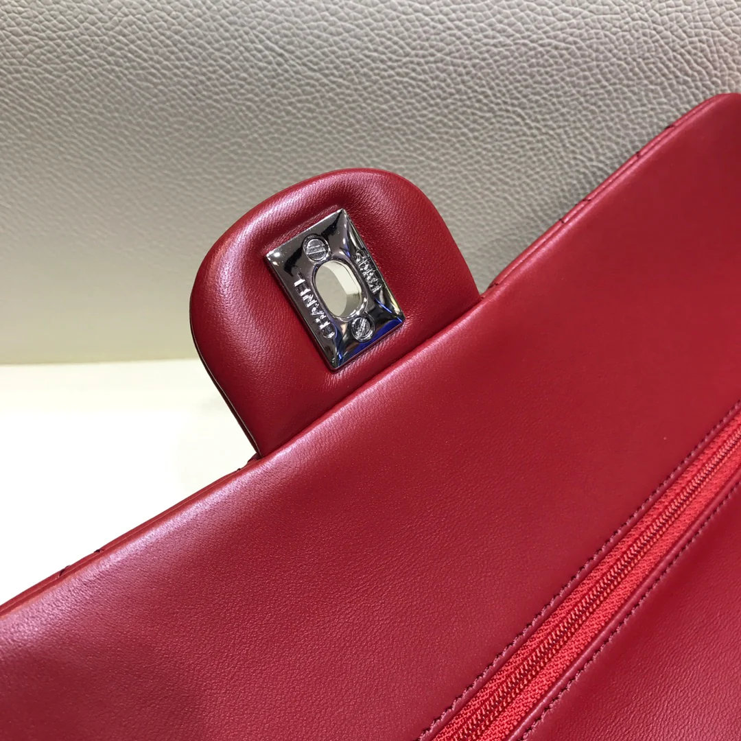 Сумка Chanel Classic Quilted Series CF с серебряной цепочкой - 25 см