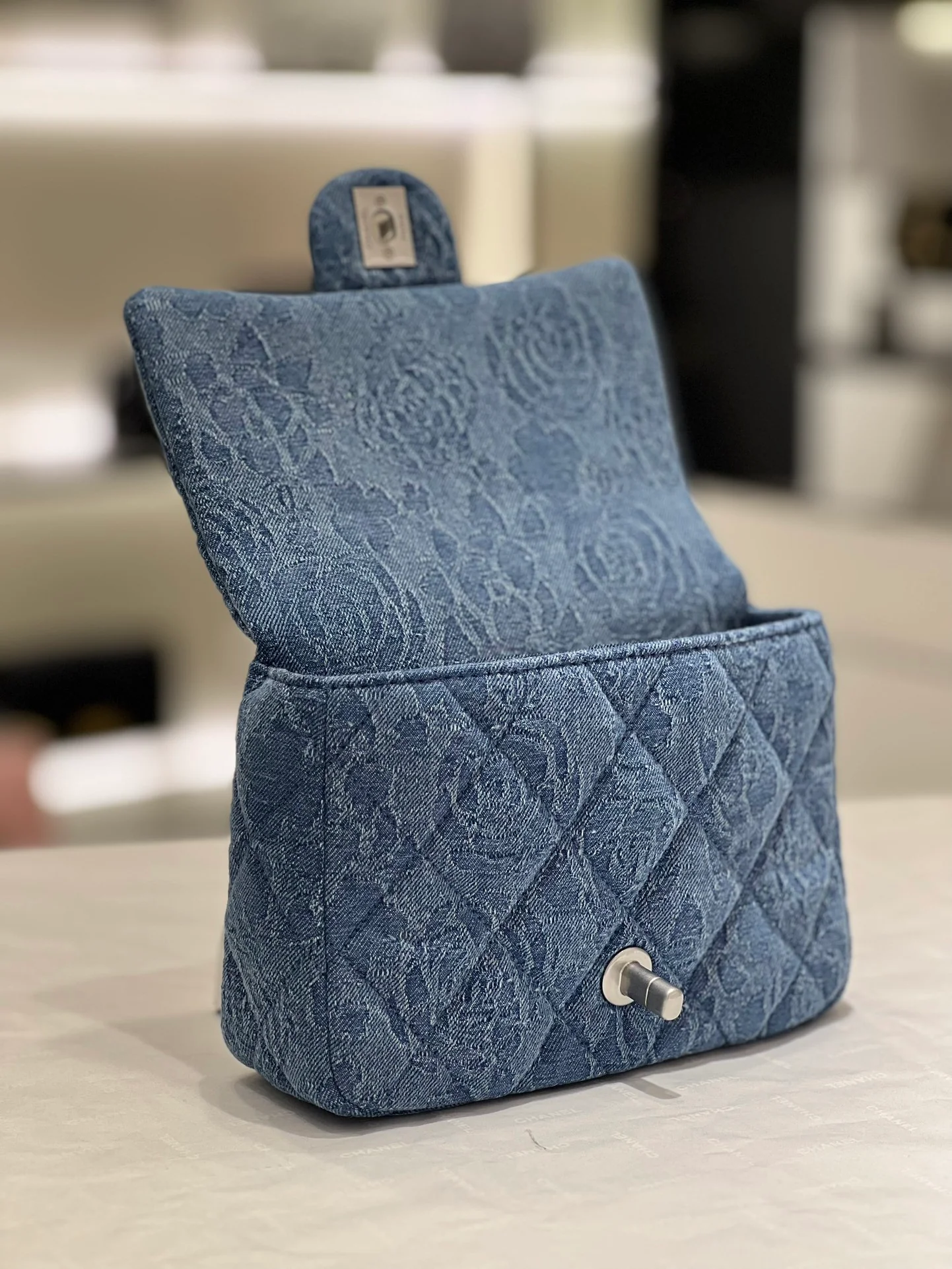 Коллекция Chanel Весна/Лето 2023 - Пряжка в виде сердца с камелией из денима - Квадратная - Светло-голубая серебристая пряжка - 19 см - 1